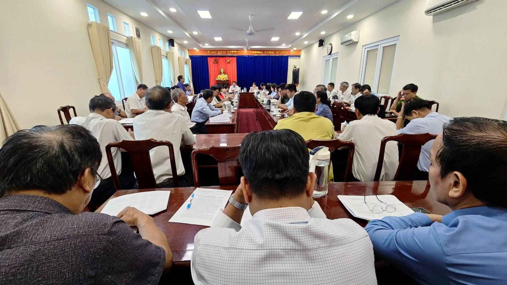 C&oacute; thể l&agrave; h&igrave;nh ảnh về một hoặc nhiều người, mọi người đang học v&agrave; văn bản