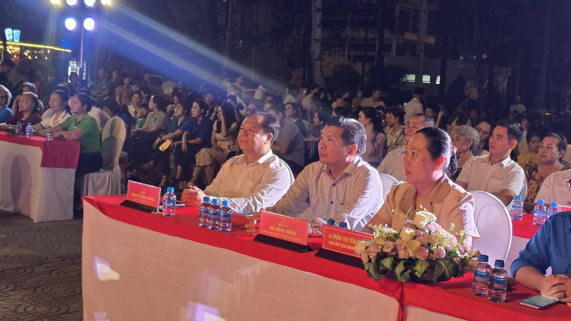 Có thể là hình ảnh về một hoặc nhiều người, đám đông và văn bản