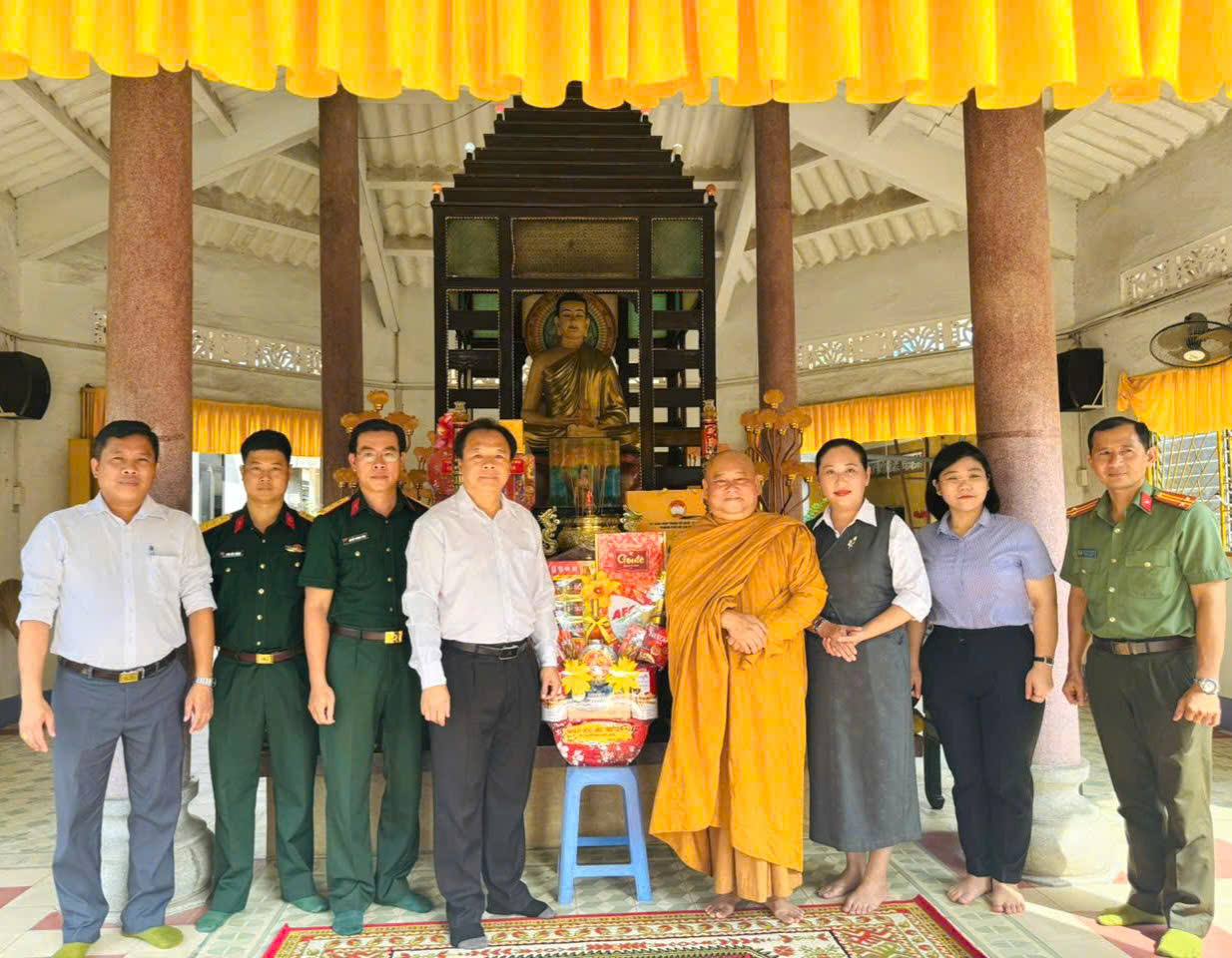 Có thể là hình ảnh về một hoặc nhiều người, đền thờ và văn bản