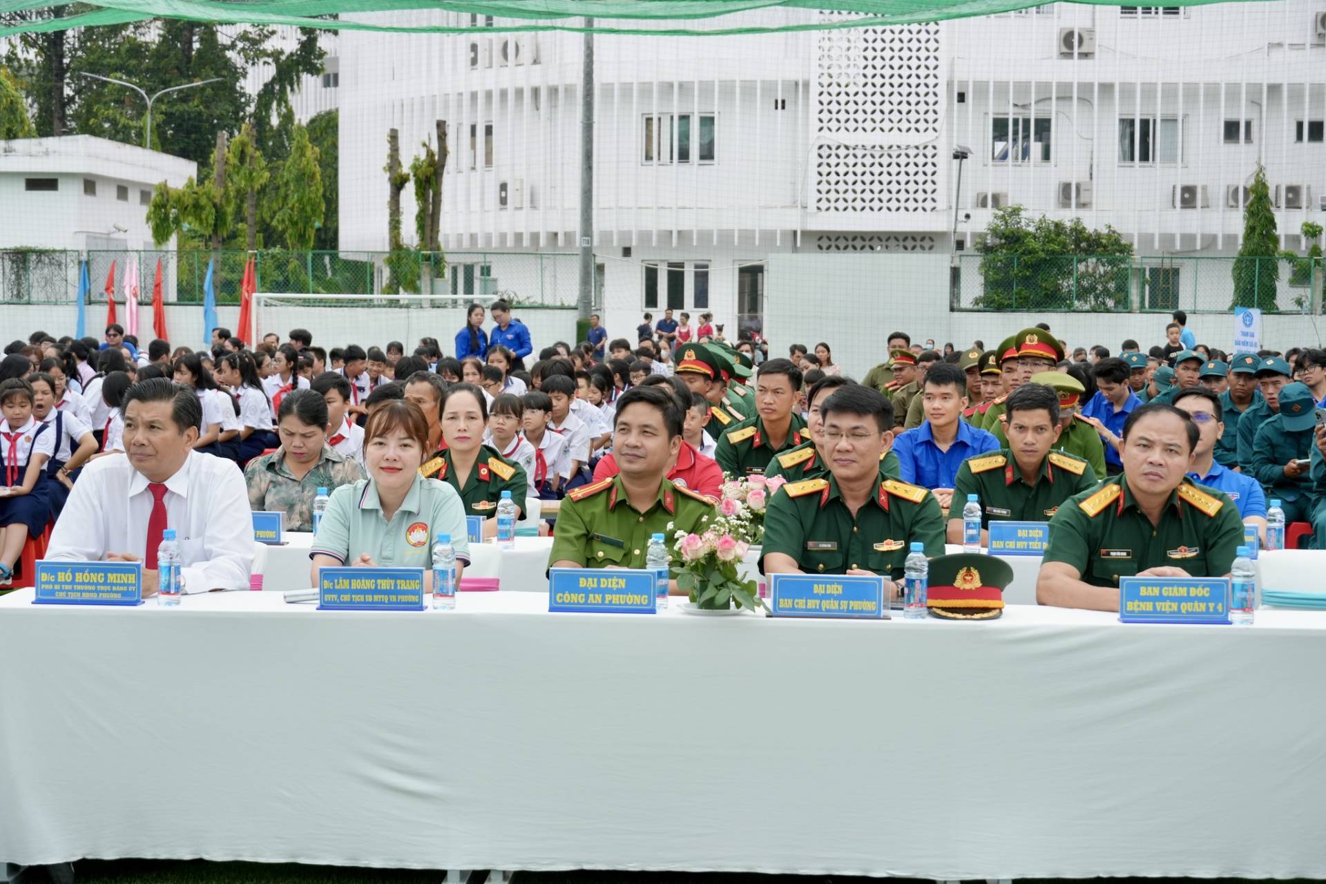 Có thể là hình ảnh về một hoặc nhiều người, cái bục và văn bản