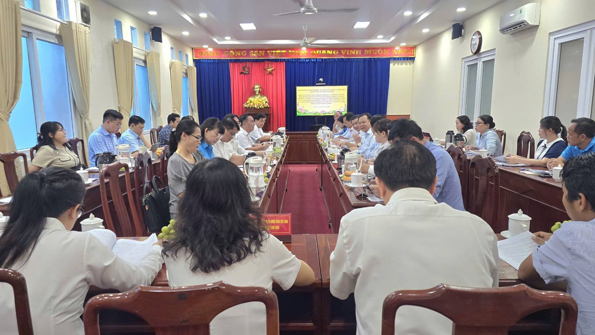 C&oacute; thể l&agrave; h&igrave;nh ảnh về một hoặc nhiều người, mọi người đang học, c&aacute;i bục v&agrave; văn bản