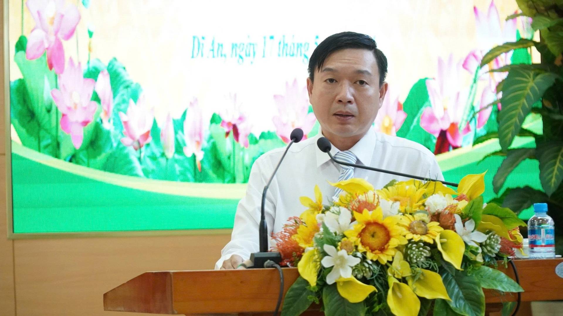 Có thể là hình ảnh về hoa, cái bục và văn bản cho biết 'Di れ በድባ l' tháng'