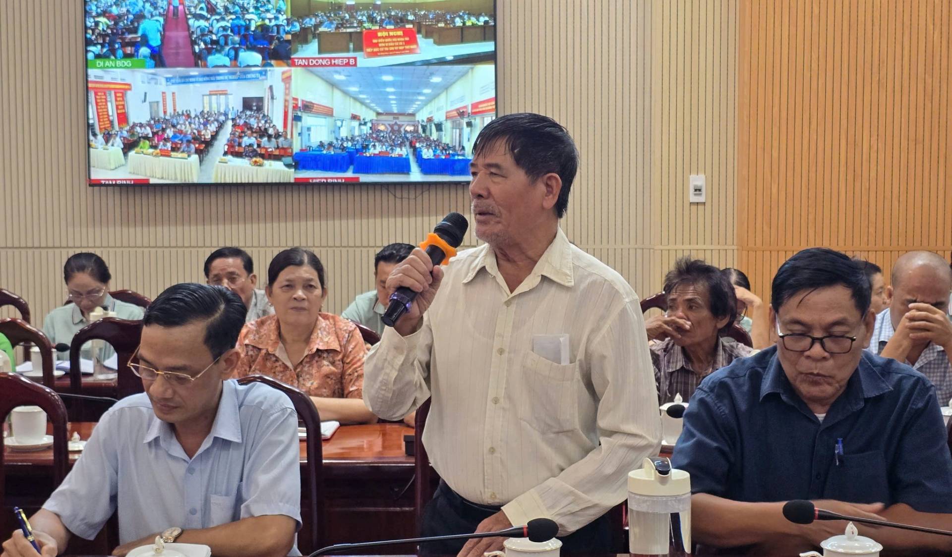 Có thể là hình ảnh về một hoặc nhiều người và văn bản