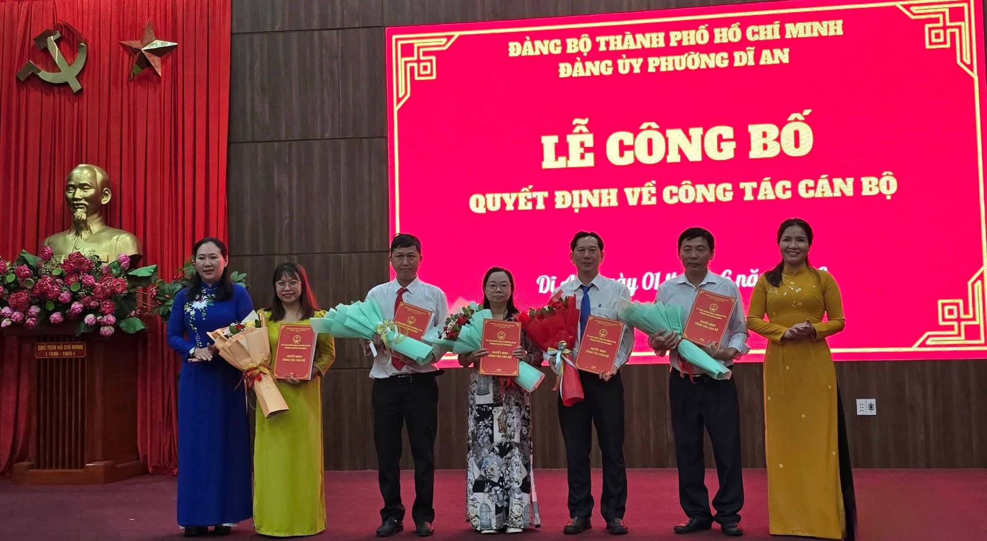 Có thể là hình ảnh về một hoặc nhiều người và văn bản cho biết 'ĐÀNG BỘ THÀNH PHỐ HỐ CHÍ MINH ĐÀNG ỦY PHƯỜNG DĨ AN LỄ CÔNG BỐ QUYẾT ĐỊNH VỀ CÔNG TÁC CÁN BỘ Di አህ 01 له 田由'