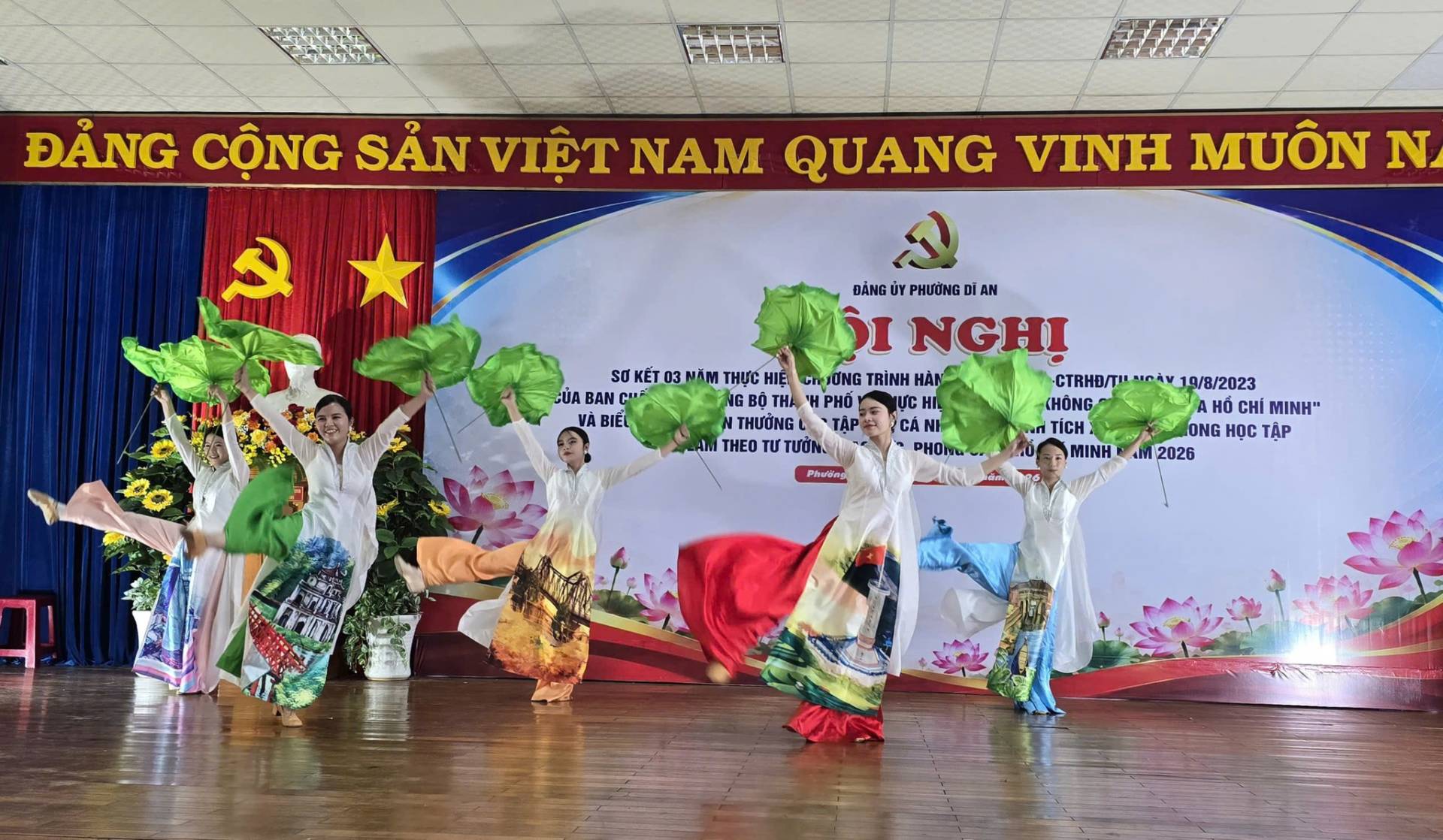 Có thể là hình ảnh về đang khiêu vũ và văn bản cho biết 'ĐẢNG CỘNG SẢN VIỆT NAM QUANG VINH MUÔN N ĐẢNG PHƯƠNG AM NGHI Sơ KETO 03 NĂM THỰC HIỆ ONG TRÌNH HAN CUA JABAN NG 6 THA PHÒ MỰC ỰC HI ABI BIẾU THƯỞNG TẬP CÁ HO TƯ TƯON. PHOTb.. Phưtia 19/8/2023 (HÔNG HỐC CHÍ MINH" TÍCH ONG HỌC TẶP MINH 1M2026 am'
