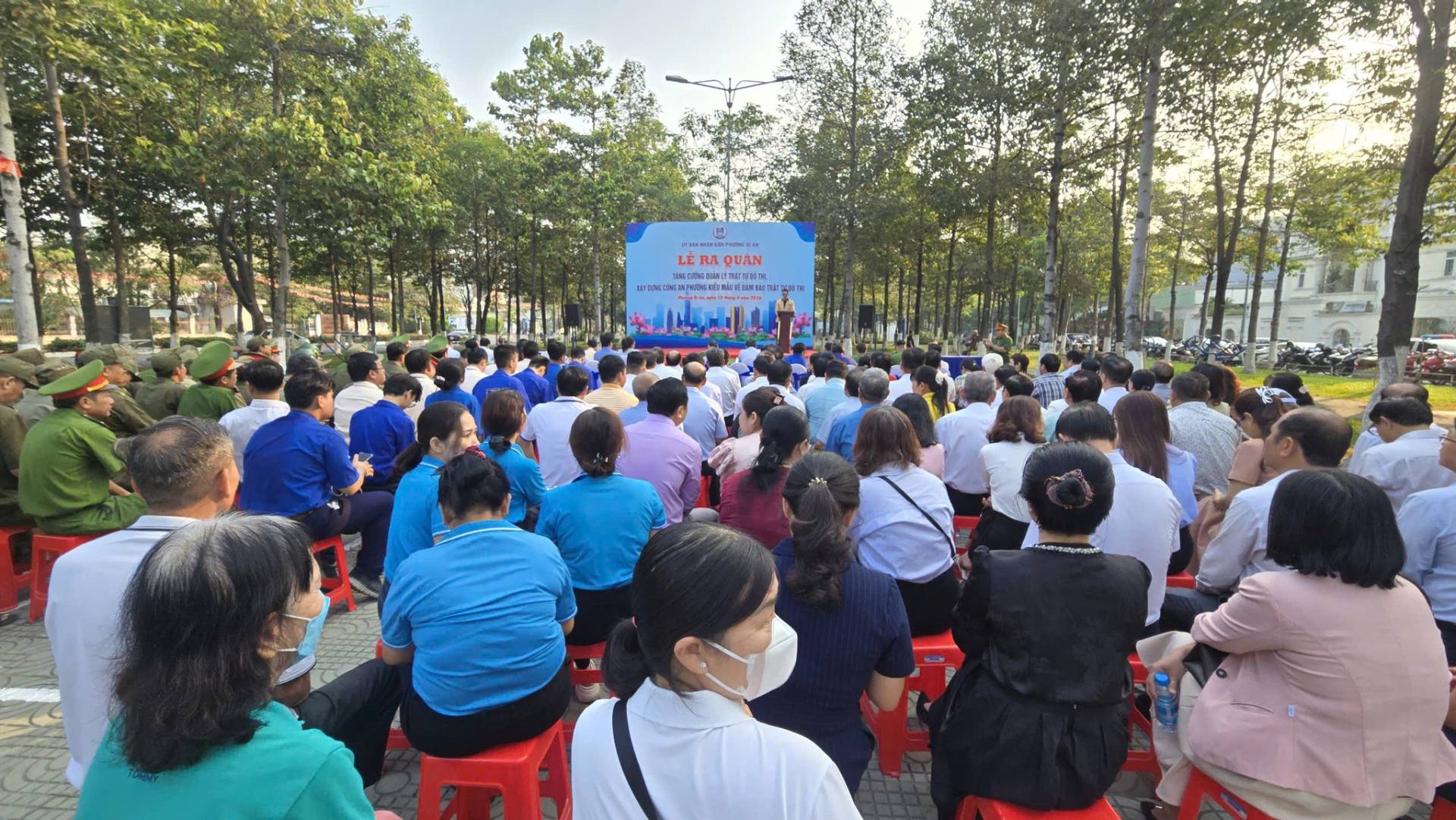 C&oacute; thể l&agrave; h&igrave;nh ảnh về một hoặc nhiều người, đ&aacute;m đ&ocirc;ng v&agrave; văn bản