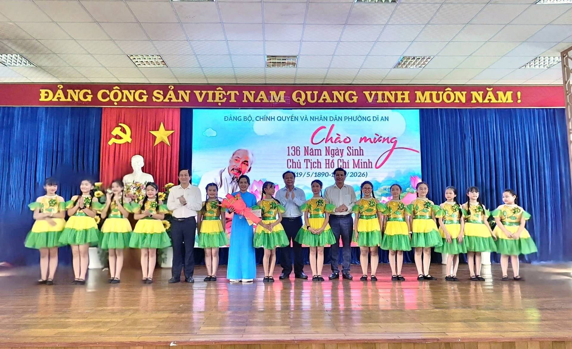 C&oacute; thể l&agrave; h&igrave;nh ảnh về đang khi&ecirc;u vũ v&agrave; văn bản cho biết '東龍町.物物 4 ĐẢNG CỘNG SẢN VIỆT NAM QUANG MU&Ocirc;N NĂM! ! Đ&Aacute;NG BỘ, CH&Iacute;NH QUYỀN V&Agrave; NH&Acirc;N DẦN PHƯỜNG DĨAN Ch&agrave;o Sinh Minh mừng mừing 136 Nam Ng&agrave;y Chủ Tich H&oacute; Ch&iacute; 19 5/1890 2026)'