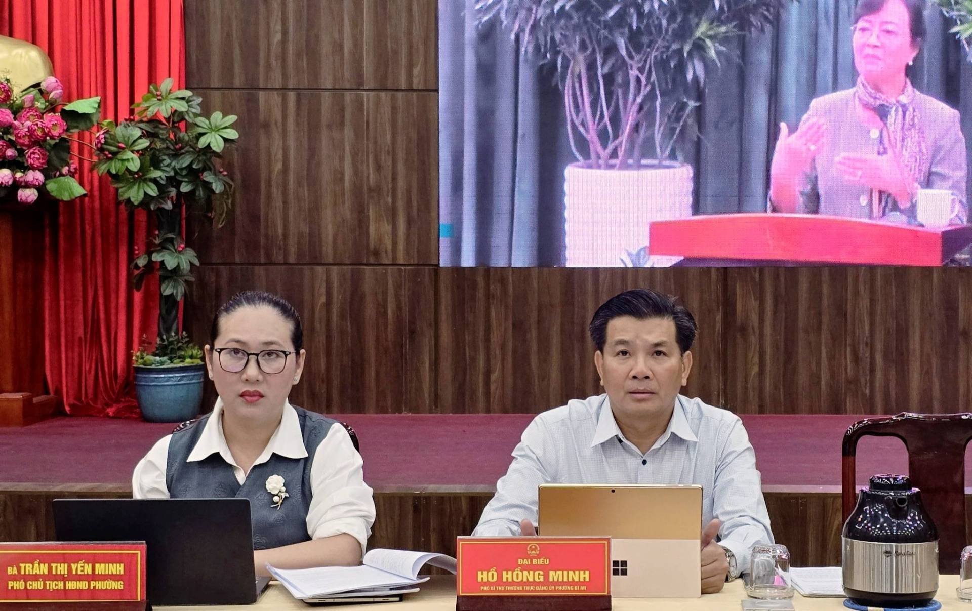 Có thể là hình ảnh về một hoặc nhiều người, phòng tin tức và văn bản