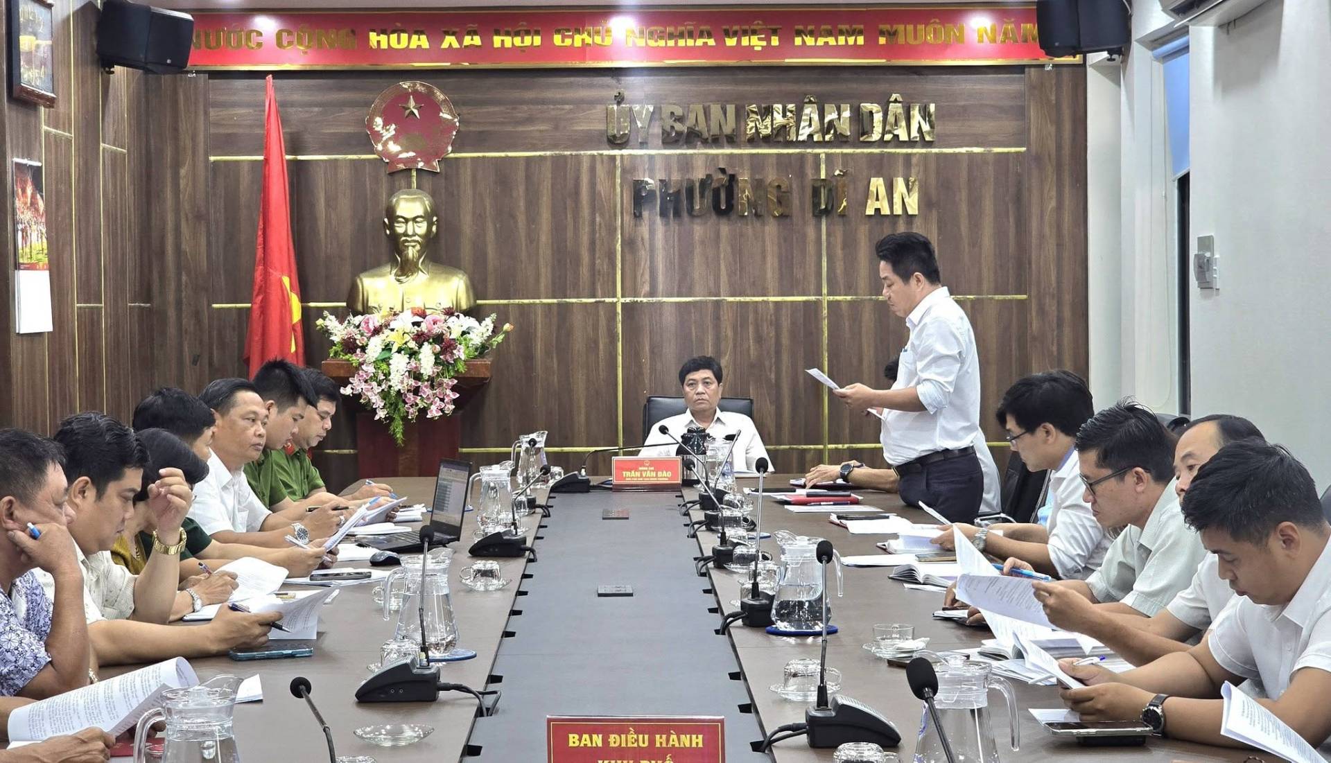 C&oacute; thể l&agrave; h&igrave;nh ảnh về một hoặc nhiều người, đang tr&igrave;nh diễn v&otilde; thuật v&agrave; văn bản