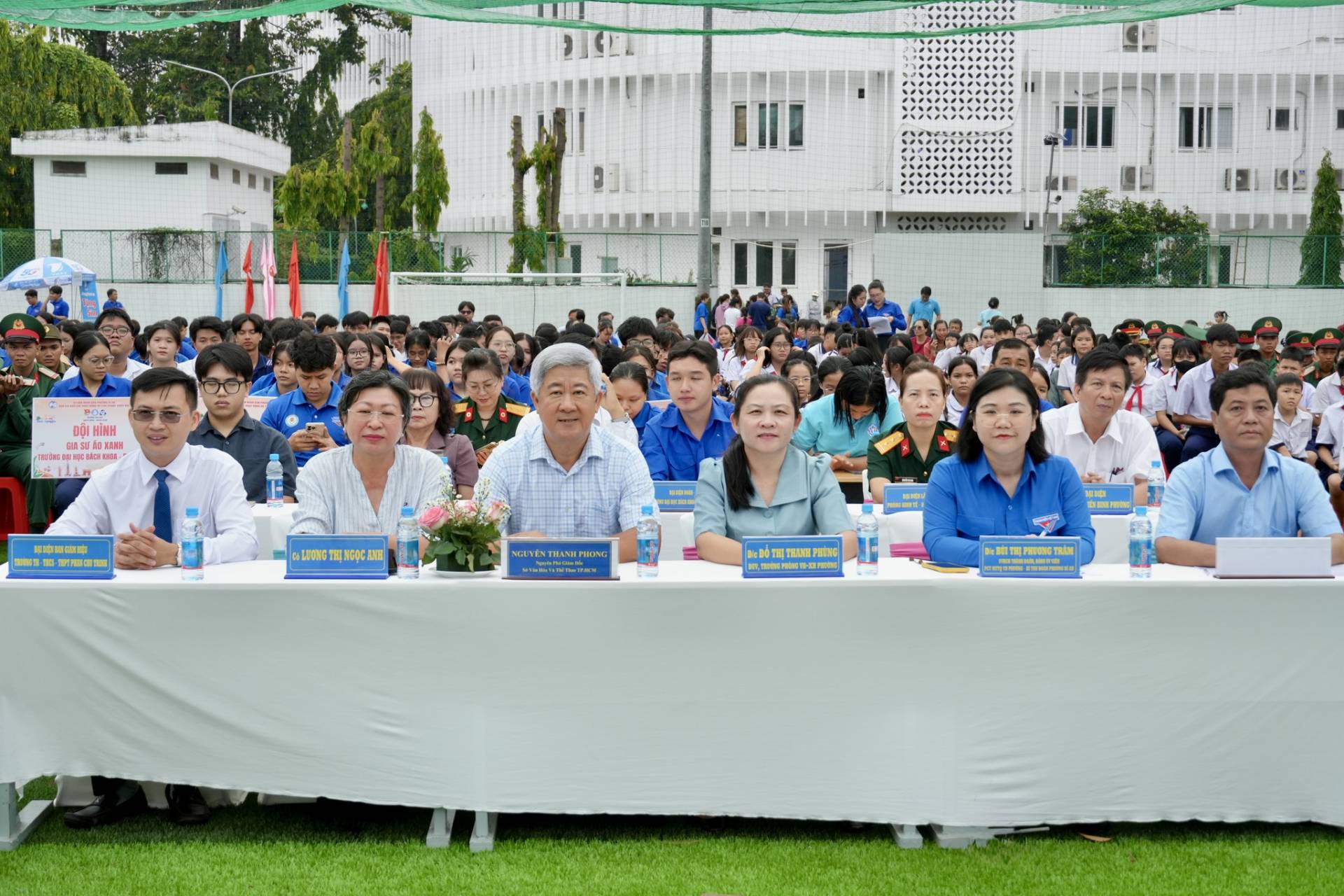 Có thể là hình ảnh về một hoặc nhiều người, cái bục và văn bản