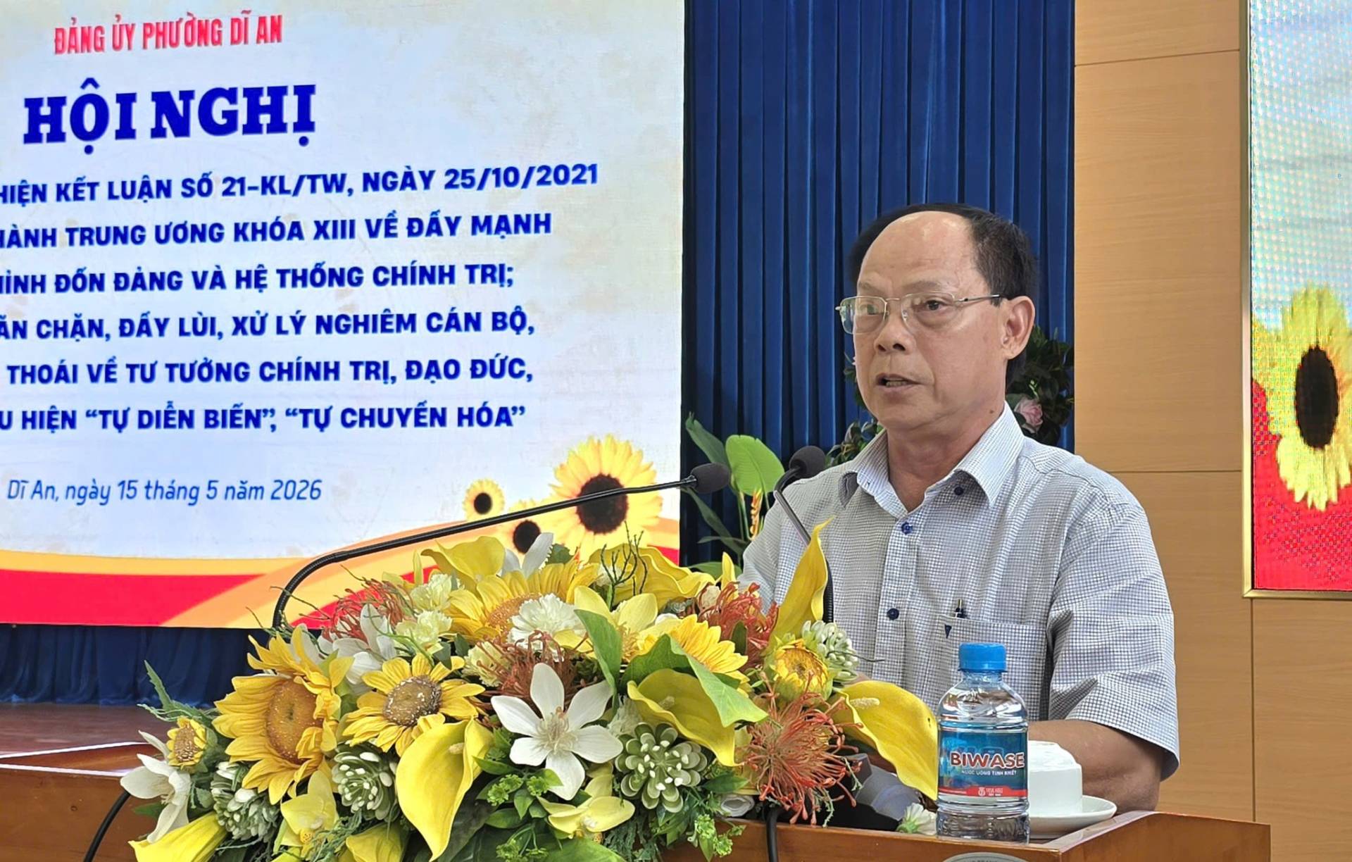 Có thể là hình ảnh về cái bục và văn bản cho biết 'ĐẢNG ỦY PHƯỜNG DĨ HỘI HỘINGHỊ NGHỊ IỆN KẾT LUẬN SỐ 21-KL/TW, NGÀY 25/10/2021 25/10 ÀNH TRUNG ƯƠNG KHOA XIII VẾ ĐẤY MẠNH İNH ĐỐN ĐÀNG VÀ HỆ THỐNG CHÍNH TRỊ; N CHẶN, ĐẤY LÙI, XỬ LÝ NGHIÊM CÁN BỘ, THOÁI VẾ TƯ TƯỞNG CHÍNH TRỊ, ĐẠO ĐỨC, U HIỆN "TỰ DIỄN BIẾN", "TỰ CHUYẾN HÓA" DiAn, Di An, ngày 15 tháng 5 năm 2026 BIWASE 品 명번'