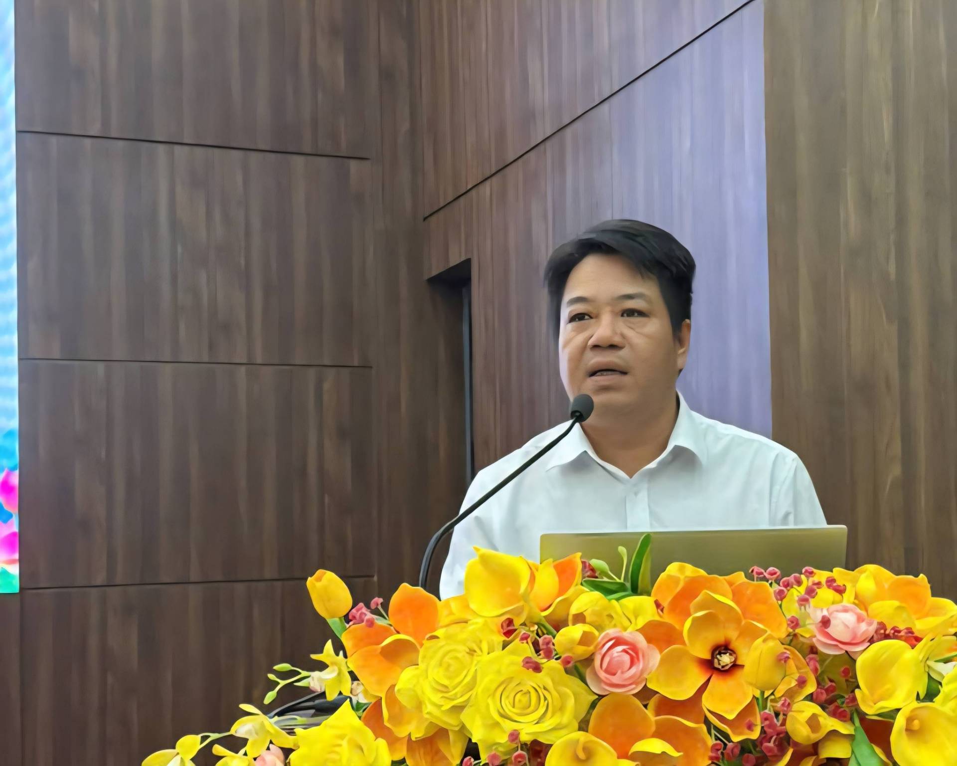 Có thể là hình ảnh về cái bục
