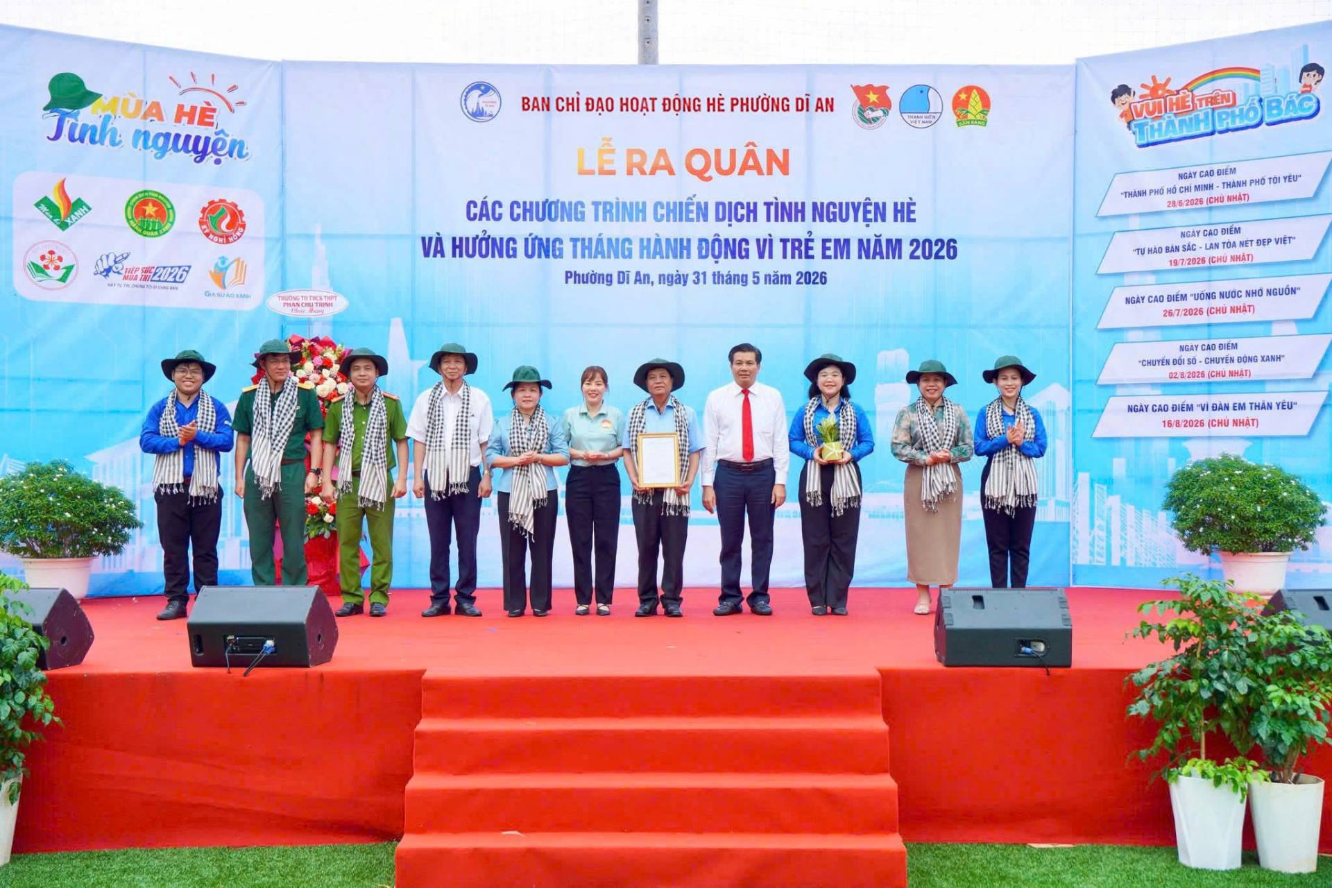 Có thể là hình ảnh về một hoặc nhiều người, cái bục và văn bản
