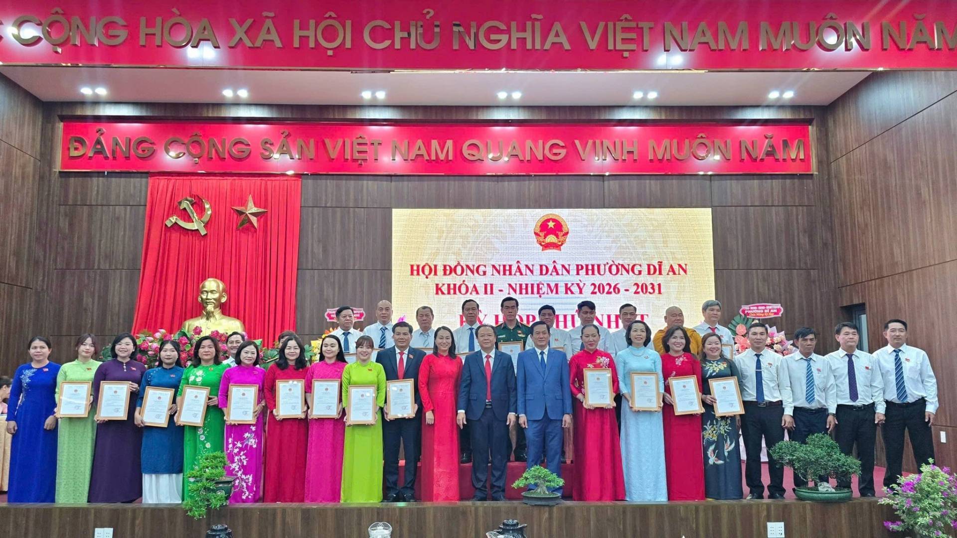 Có thể là hình ảnh về văn bản cho biết 'CỘNG HÒA XÃ HỘI CHύ NGHĨA VIỆT NAM MUÔN NĂM ĐẢNG CỘNG SẢN VIỆT NAM QUANG VINH MUÔN NĂM NOI ĐỒNG NHÂN DÂN PHƯỜNG ΘΟΤΝΑΝΑΥΡΗΝΑΝ PHƯ DİAN KHOA ό-HEMKy2026-2031 II- NHIỆM KY 2026- 2031 HI H'