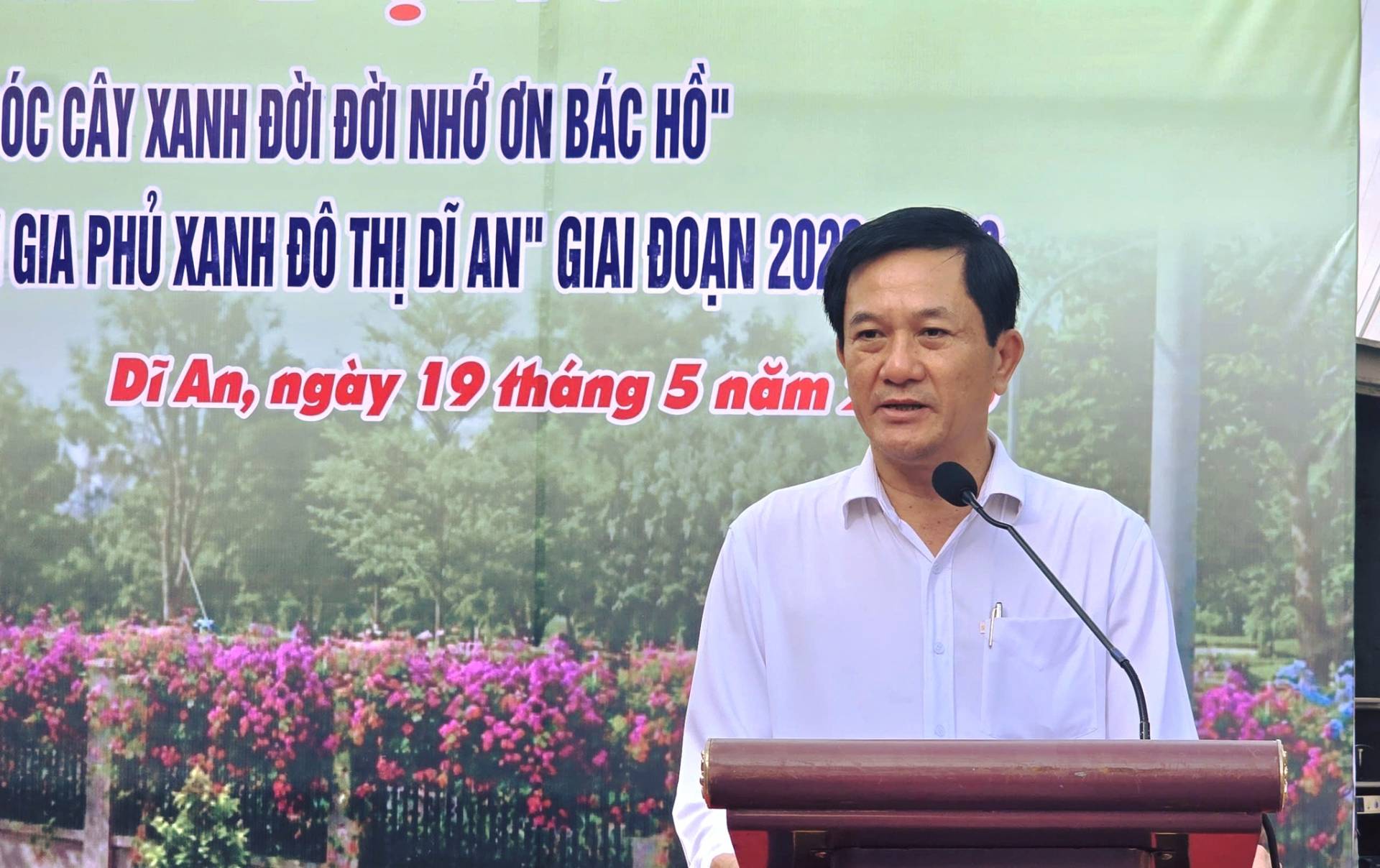 Có thể là hình ảnh về văn bản cho biết 'ÓC CÂY XANH ĐỜI ĐỜI NHỚ ƠN BÁC HỔ" GIA PHỦ XANH ĐÔ THỊ DĨ AN" GIAI ĐOẠN 202 Di DiAn, An, ngày 19 tháng 5 năm'