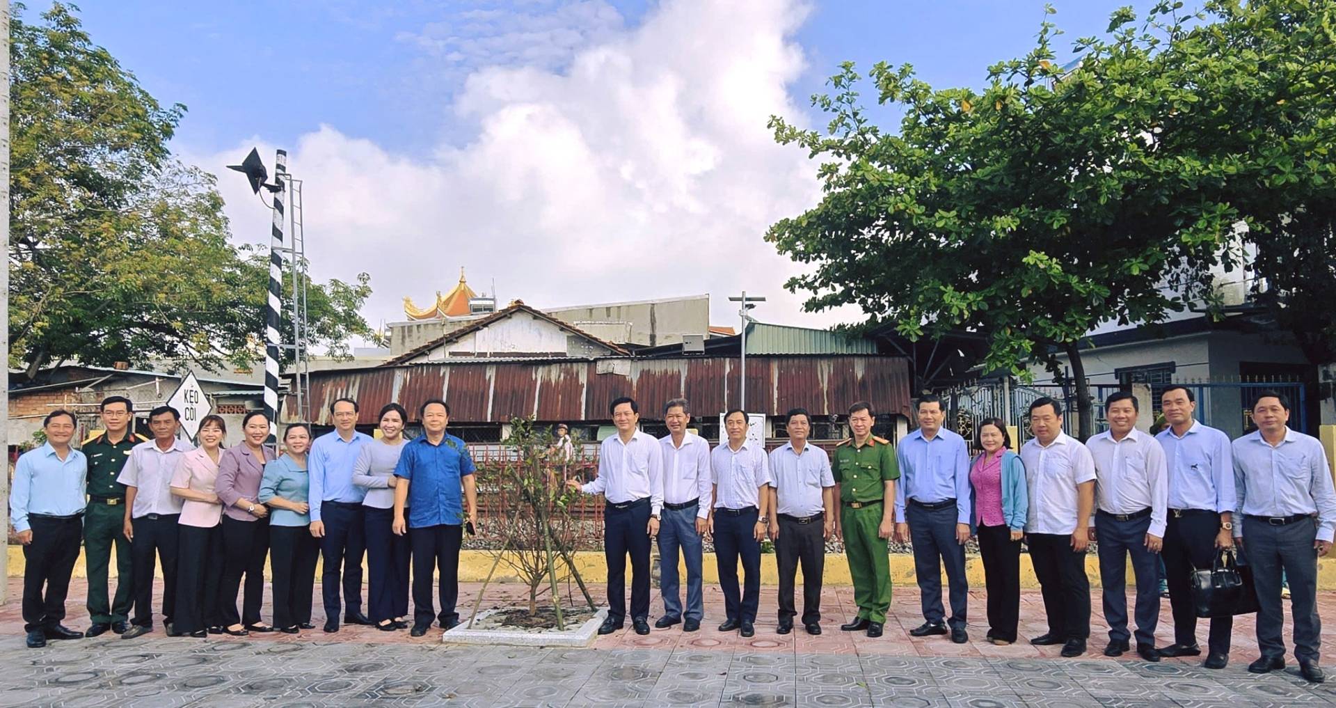 Có thể là hình ảnh về một hoặc nhiều người