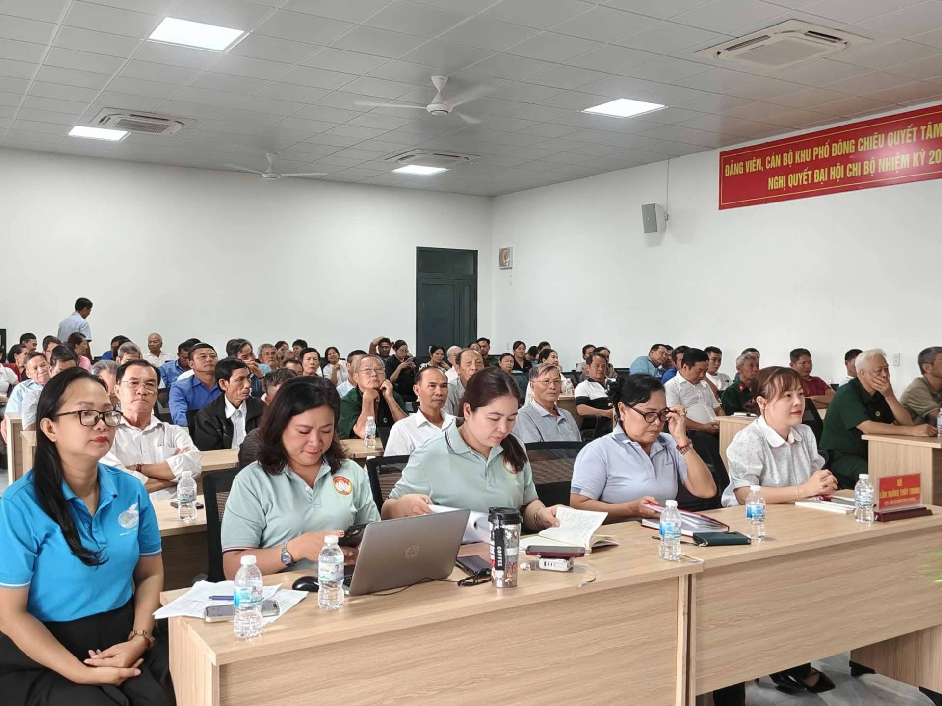 Có thể là hình ảnh về một hoặc nhiều người, mọi người đang học và văn bản