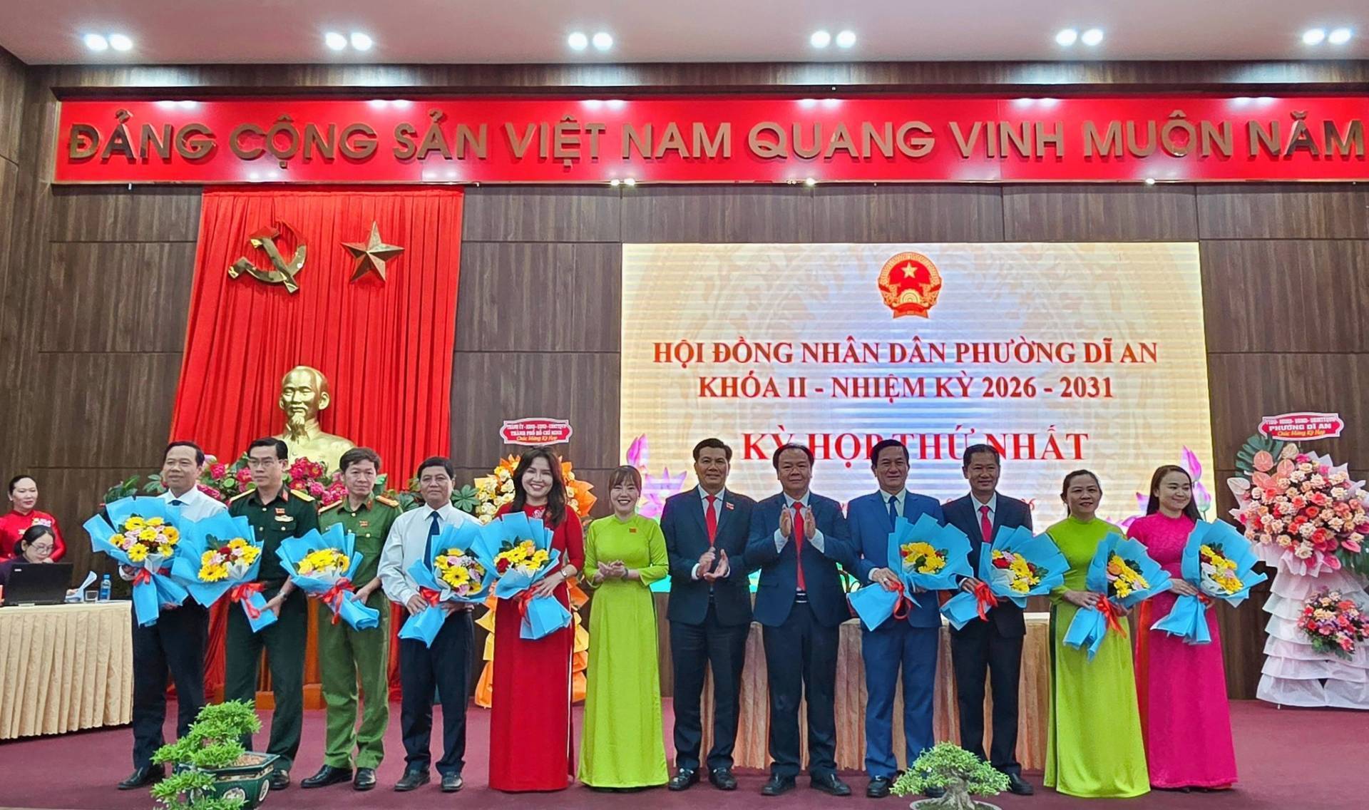 Có thể là hình ảnh về cái bục và văn bản cho biết 'ĐÁNG CỘNG SẢN VIỆT NAM VINH MUÔN MUÔNNĂM NĂM ESTE HỘI ĐỒNG NHANDAN PHƯỜNG HQIDONGNHÁNDÁNPHƯỜNGDIAY Dİ AN KHOA II NHIỆMKY 2026 2031 K KyHopTHu NHẤT DLAN'