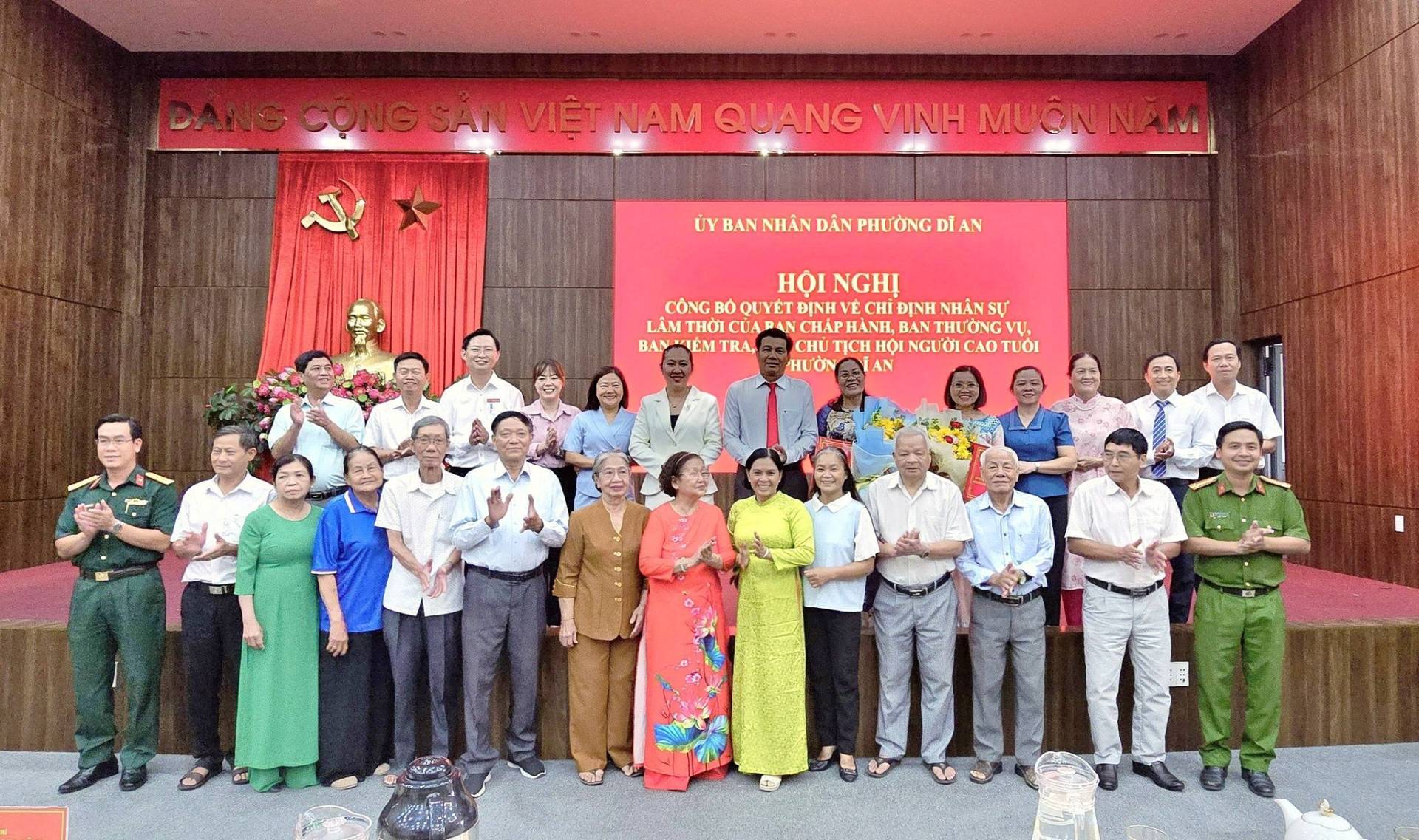 C&oacute; thể l&agrave; h&igrave;nh ảnh về một hoặc nhiều người v&agrave; văn bản cho biết 'DANS CONGSAN NAM QUANG VINH MU&Ocirc;N ỦY BAN NH&Acirc;N D&Acirc;N PHƯỜNG DI A.N HOI HỘINGHỊ NGHỊ C&Ocirc;NG BỎ QUY&Eacute;T ĐỊNH ĐỊNH NH&Acirc;N SỰ LAM AMTH&Oacute;ICUAPANCHAPHANI,BAN AN CHẤP H&Agrave;NH, BAN THƯỜNG ONG Vụ, &tau;&Eta;ό CỦ BANKIEM TRA, CHI TỊCH HỌI NGU &omicron;&iota; CAOT &tau;&iota;&theta;&iota; HƯỜN AN'