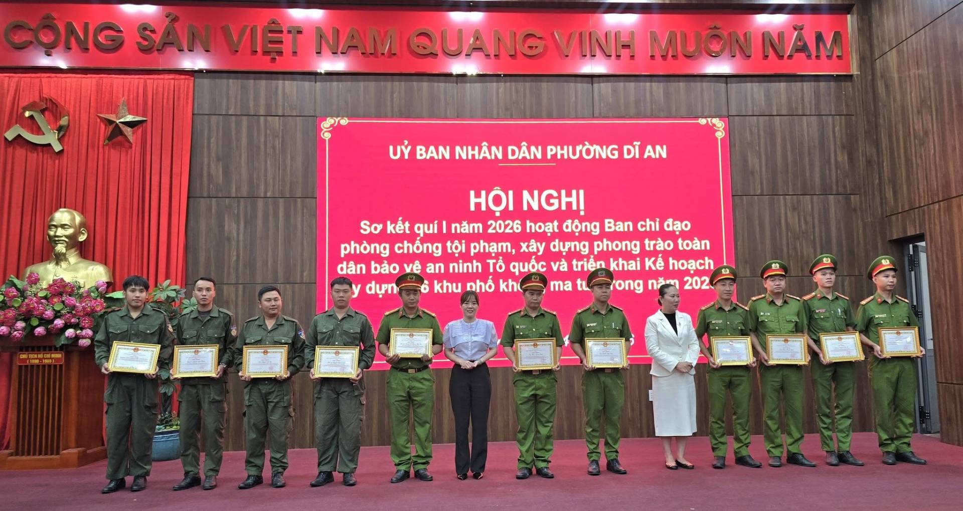 C&oacute; thể l&agrave; h&igrave;nh ảnh về &lrm;một hoặc nhiều người v&agrave; &lrm;văn bản cho biết '&lrm;CỘNG SẢN VIỆT NAM QUANG VINH MU&Ocirc;N NĂM UỶ BAN NH&Acirc;N D&Acirc;N PHƯỜNG آز AN HỘI NGHỊ Sơ kết qu&iacute; năm 2026 hoạt động Ban chỉ đạo ph&ograve;ng chống tội phạm, x&acirc;y dựng phong tr&agrave;o to&agrave;n d&acirc;n bảo v&ecirc; an ninh TỔ quốc v&agrave; triền khai Kế hoạch dựn khu nhố kh ma tL rong يها 202 我業 KLK!&lrm;'&lrm;&lrm;