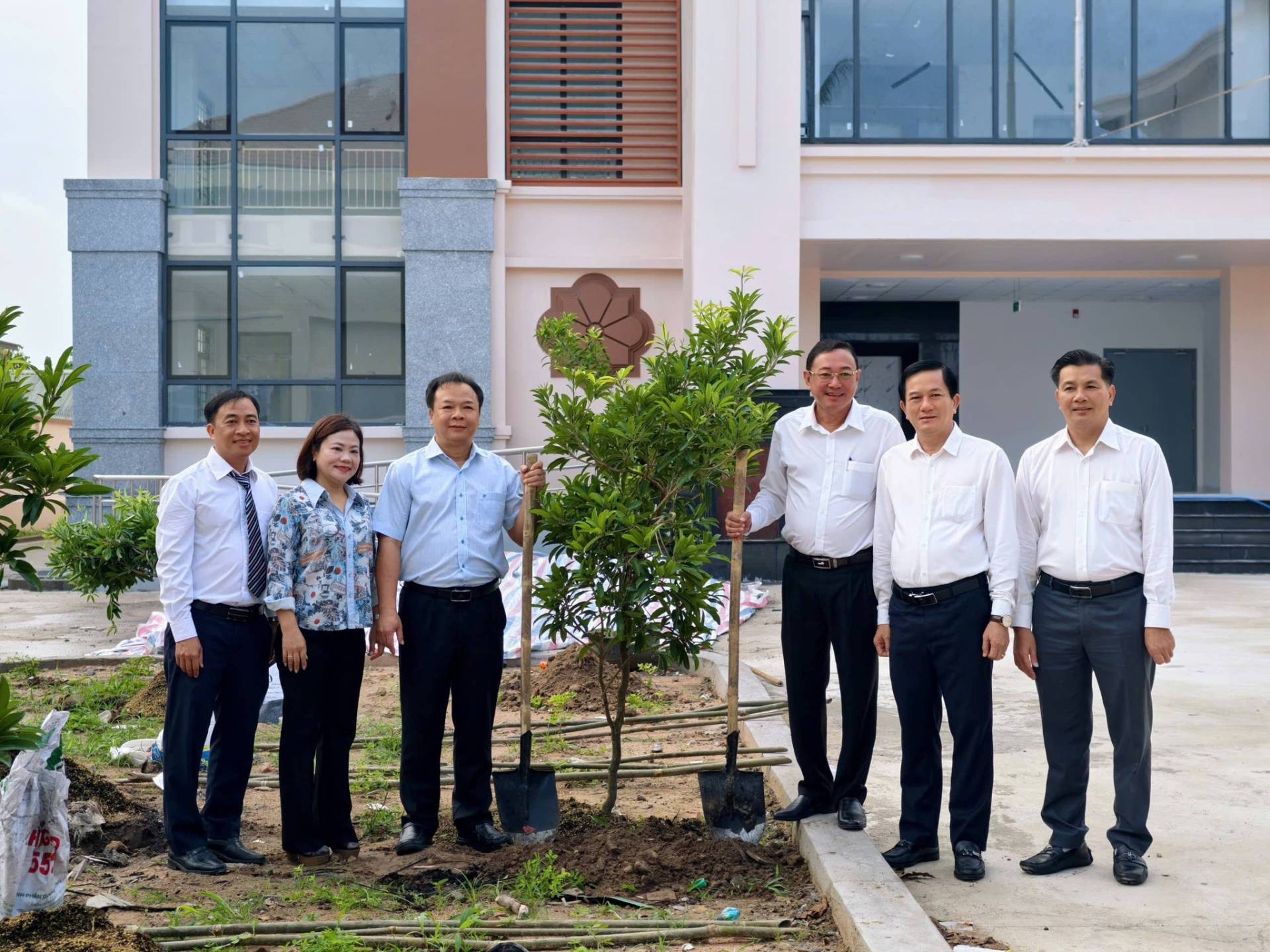 Có thể là hình ảnh về một hoặc nhiều người và cây
