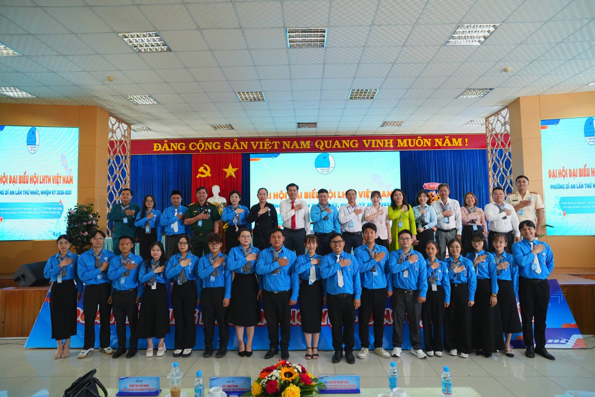 C&oacute; thể l&agrave; h&igrave;nh ảnh về một hoặc nhiều người, c&aacute;i bục v&agrave; văn bản