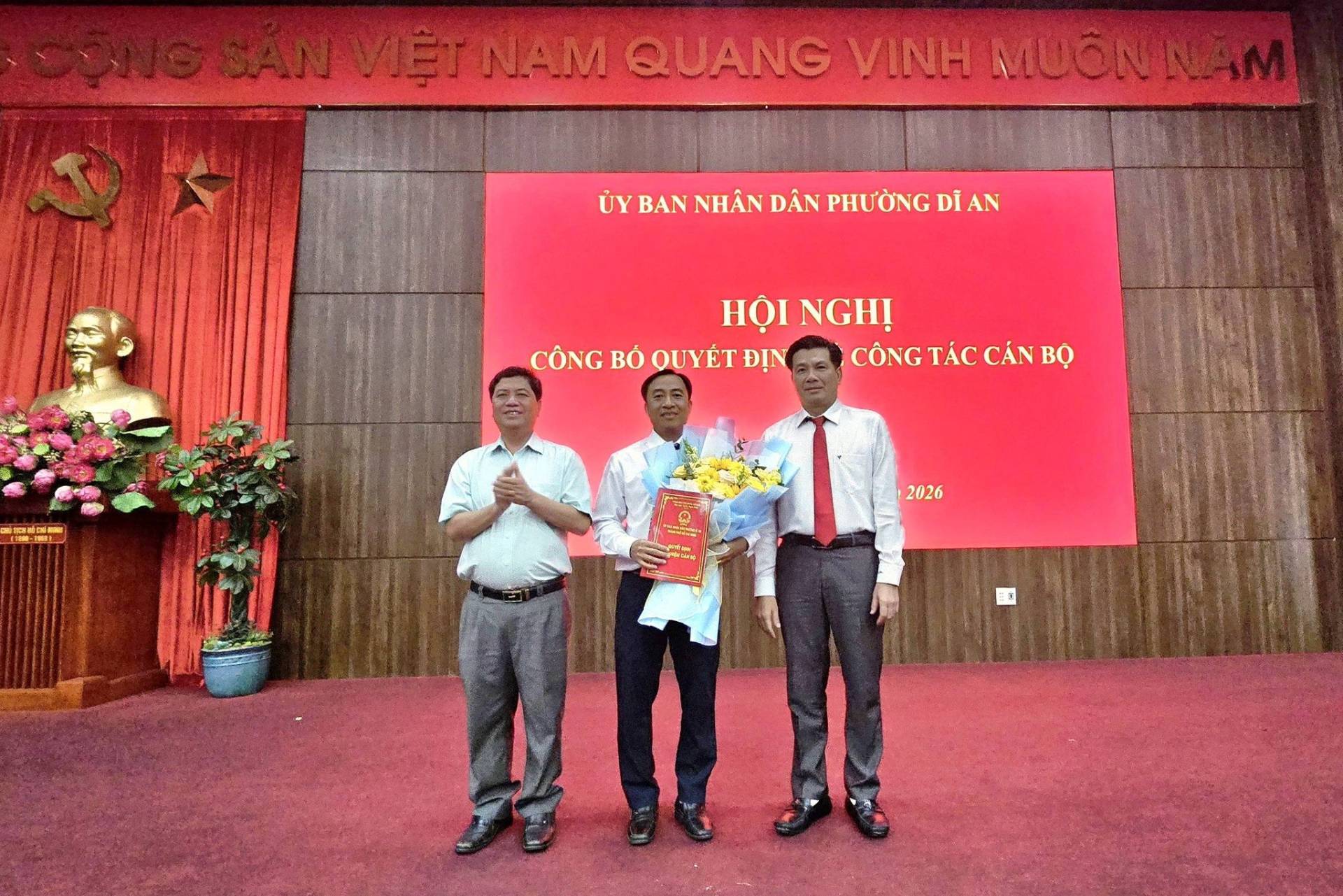 C&oacute; thể l&agrave; h&igrave;nh ảnh về một hoặc nhiều người, c&aacute;i bục, đền thờ v&agrave; văn bản cho biết 'VIỆT NAM QUANG VINH MU&Ocirc;NNAM ỦY BAN NH&Acirc;N D&Acirc;N PHƯỜNG DİAN HỘI NGHỊ C&Ocirc;NG B&Oacute; QUYẾT ĐỊN C&Ocirc;NG T&Aacute;C C&Ocirc;NGT&Aacute;CC&Aacute;NB C&Aacute;N BỘ 4 មអគប មក 2026'