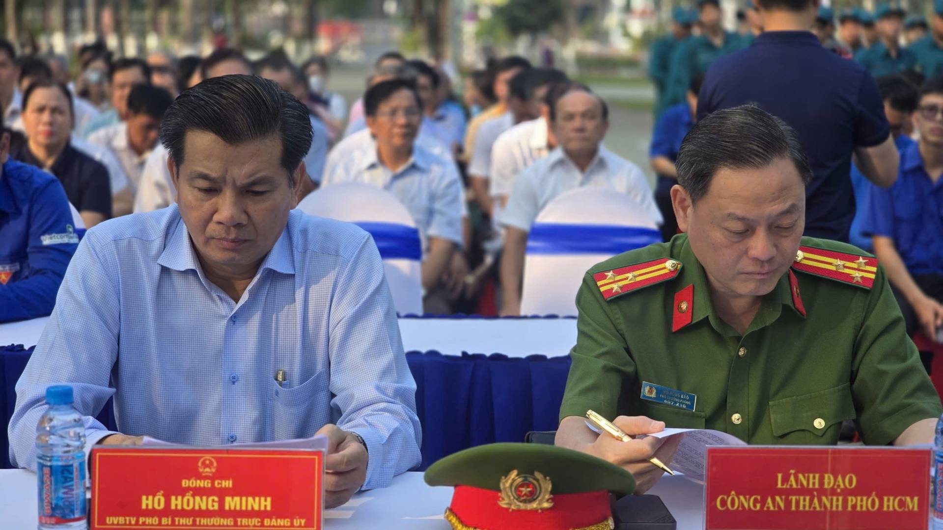 C&oacute; thể l&agrave; h&igrave;nh ảnh về một hoặc nhiều người v&agrave; văn bản