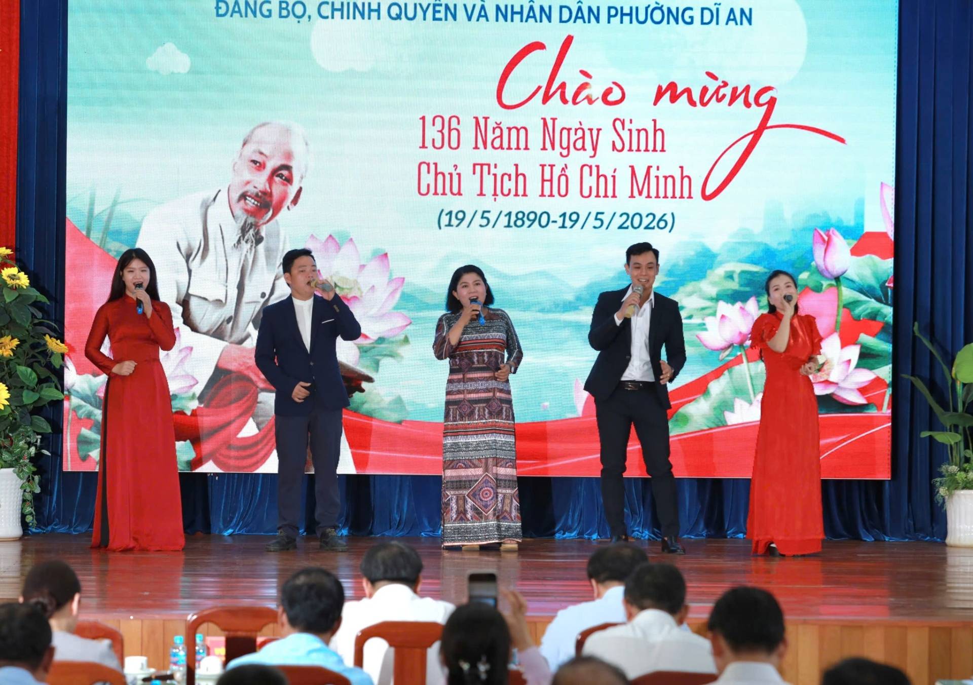 C&oacute; thể l&agrave; h&igrave;nh ảnh về c&aacute;i bục v&agrave; văn bản cho biết 'ĐANG BỌ, CHINH QUYEN VA NH&Acirc;N D&Acirc;N PHƯƠNG DĨ AN Ch&agrave;o 136 Năm Ng&agrave;y Sinh Minh mừng mừng Chủ Tịch HỒ Ch&iacute; (19/5/1890-19/5/2026) বারলাহর'
