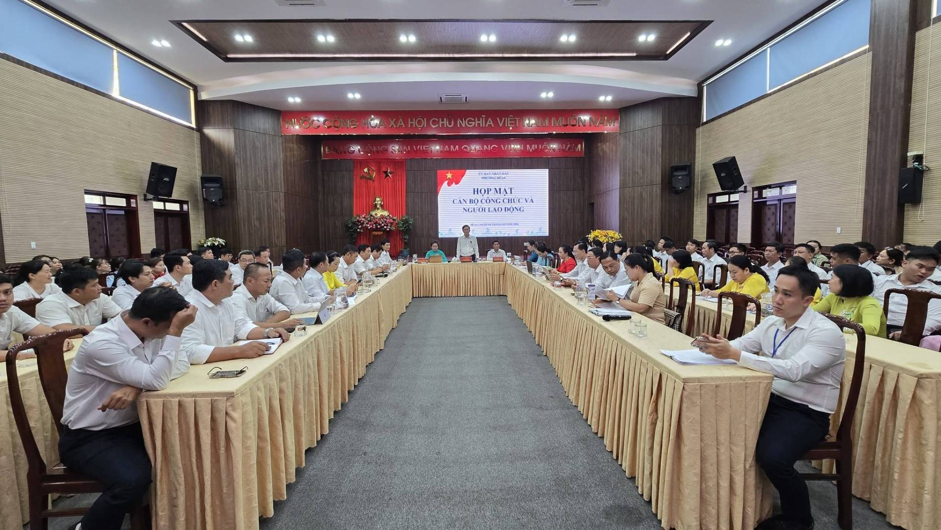 Có thể là hình ảnh về một hoặc nhiều người, bàn, cái bục và văn bản