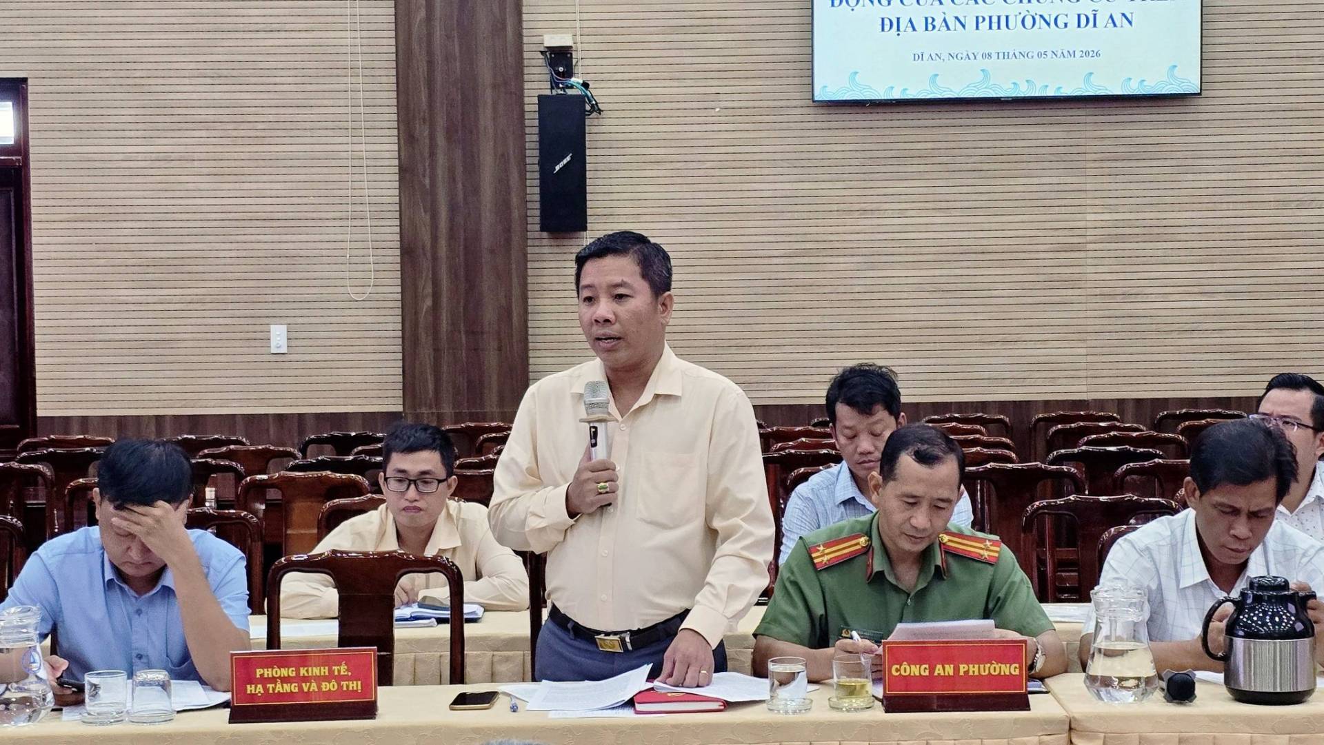 Có thể là hình ảnh về một hoặc nhiều người và văn bản cho biết 'DIABANPHƯONGDIAN DĨAN DỊA DỊAH ABAN BÀN PHU ONG DEAN, NGÀY THÀNG 5NAM .. 026 ብ PHÒNG KINH rE. HA HẠTÁNG VÀĐİ TH THỊ CÔNGAPHƯÒNG CÔNG AN PHƯỜNG'