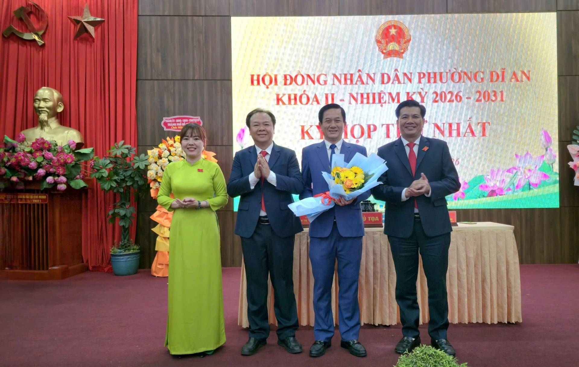 Có thể là hình ảnh về một hoặc nhiều người, cái bục, đền thờ và văn bản