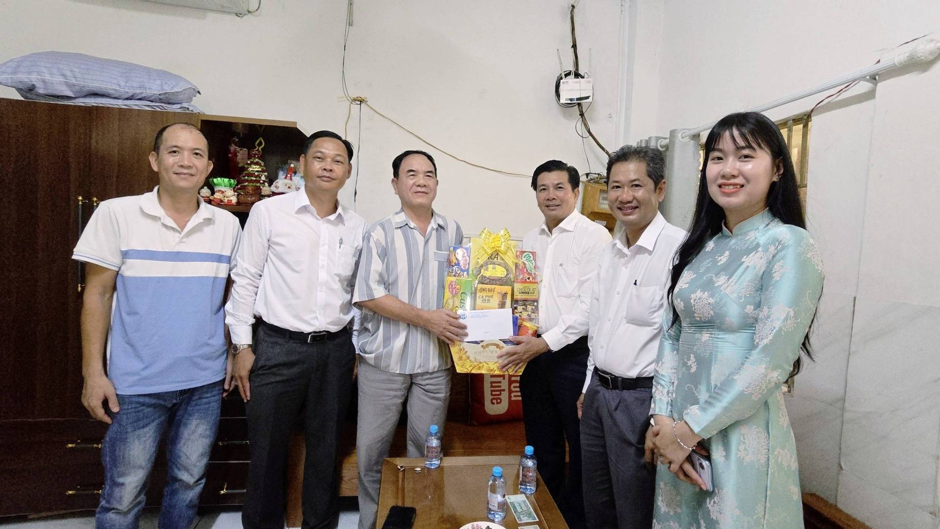 C&oacute; thể l&agrave; h&igrave;nh ảnh về một hoặc nhiều người v&agrave; văn bản