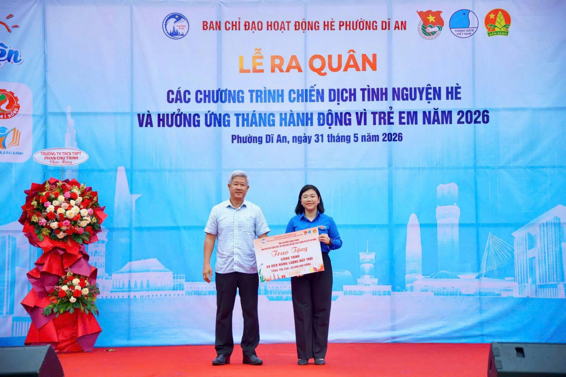 Có thể là hình ảnh về một hoặc nhiều người, cái bục và văn bản cho biết 'n BAN CHỈ ĐẠO HOẠT ĐỘNG HE PHƯỜNG DĨ AN THASHMIN ินต ال UAOЖAHH THƯỜNG า THTHCSTIP THTHCS ΠΑΝ CHyT MT f-fue Au TRINH LỄ RA QUÂN CÁC CHƯƠNG TRÌNH CHIẾN DỊCH TÌNH NGUYỆN HÈ VÀ HƯỞNG ỨNG THÁNG HÀNH ĐỘNG VÌ TRẺ EM NĂM 2026 Phường Di An, ngày 31 tháng 5 năm 2026 Táng Ta oHcлиe E MAT TBe GER 一 RAMGLE 18 SRADA 自信品口P អនគព 公自良品'