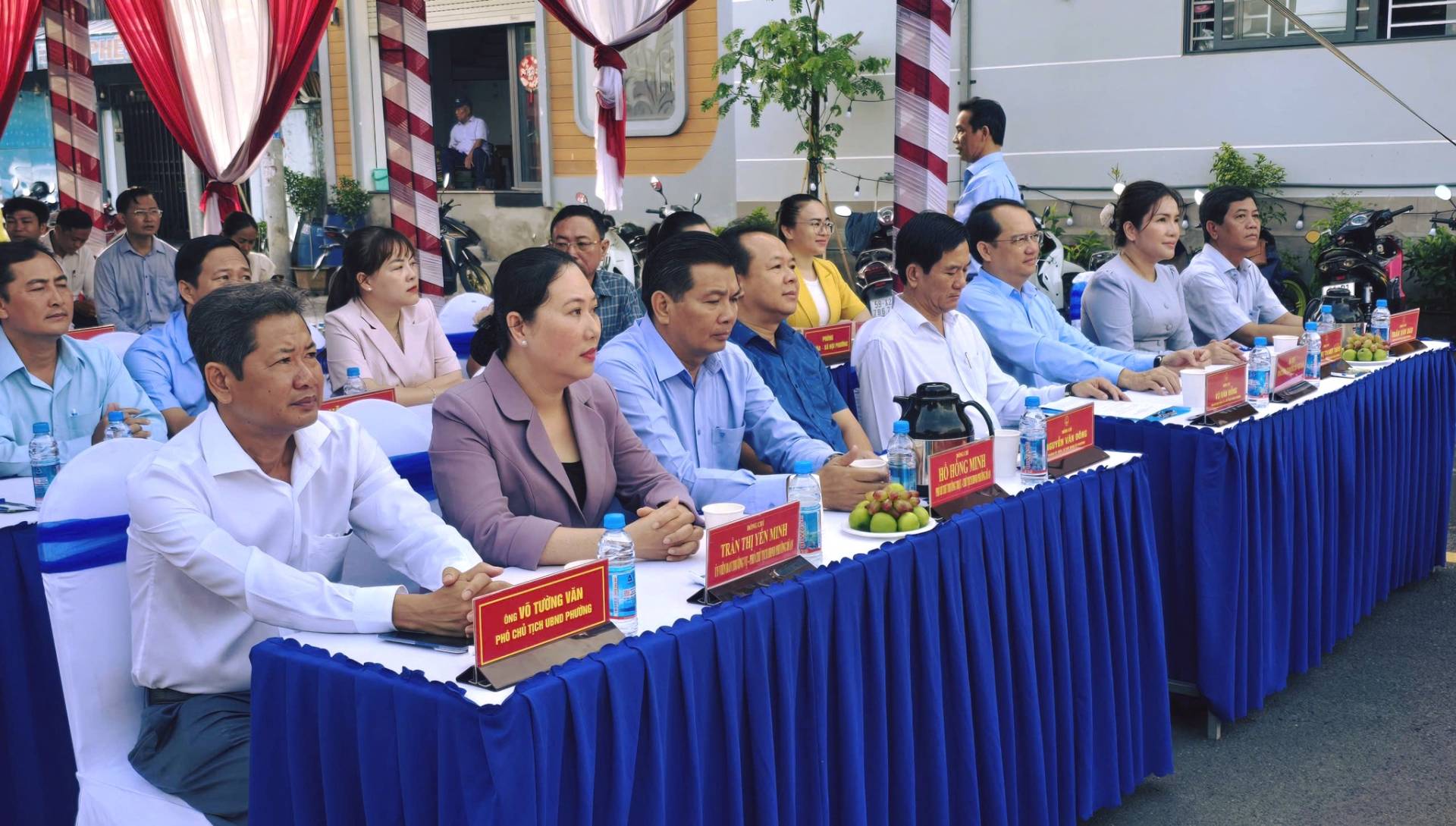 Có thể là hình ảnh về một hoặc nhiều người và văn bản