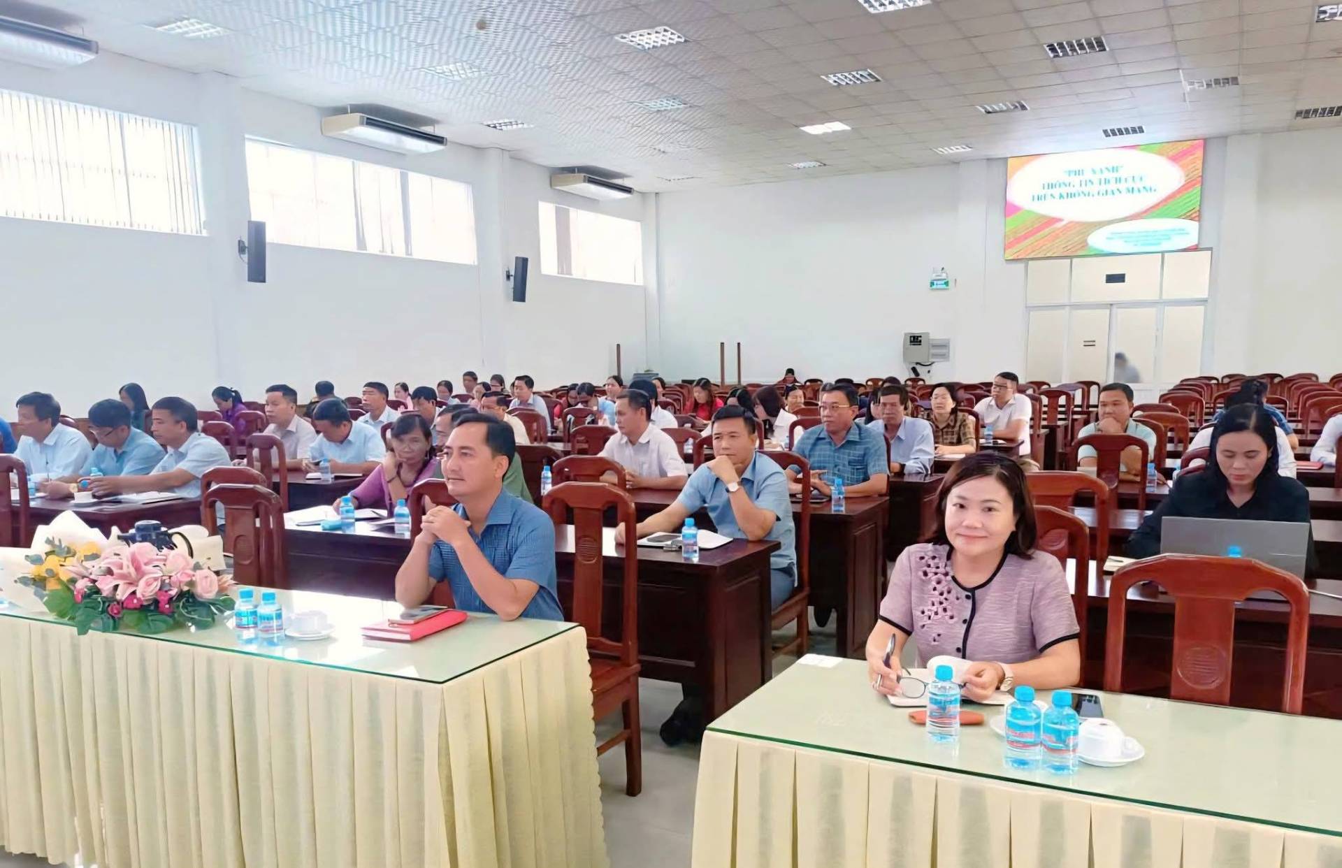 C&oacute; thể l&agrave; h&igrave;nh ảnh về một hoặc nhiều người v&agrave; b&agrave;n