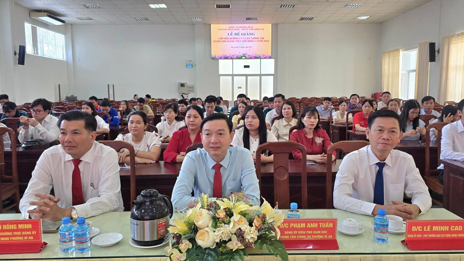 Có thể là hình ảnh về một hoặc nhiều người và văn bản