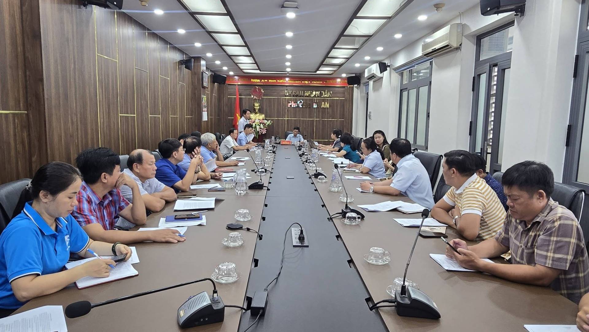 Có thể là hình ảnh về học tập, bàn và văn bản