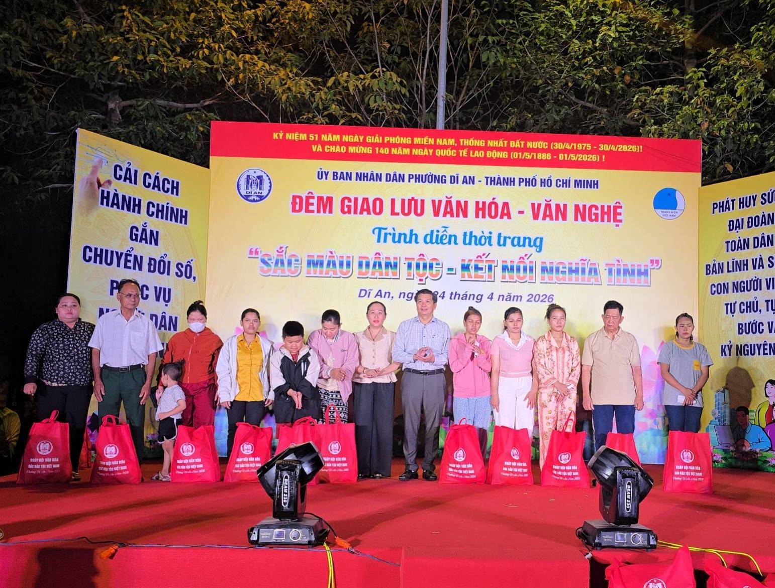 Có thể là hình ảnh về một hoặc nhiều người và văn bản