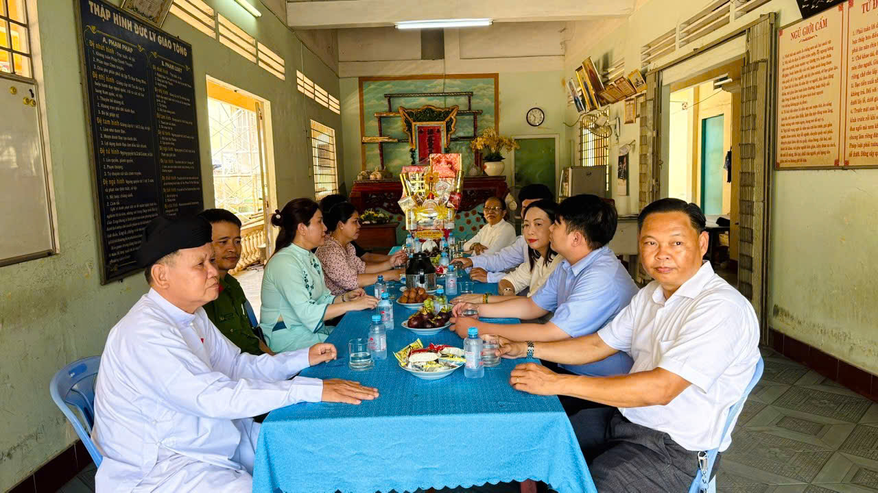 Có thể là hình ảnh về một hoặc nhiều người và văn bản