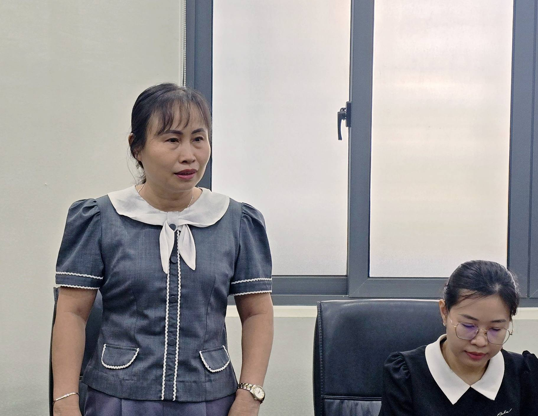 Có thể là hình ảnh về một hoặc nhiều người và phòng tin tức