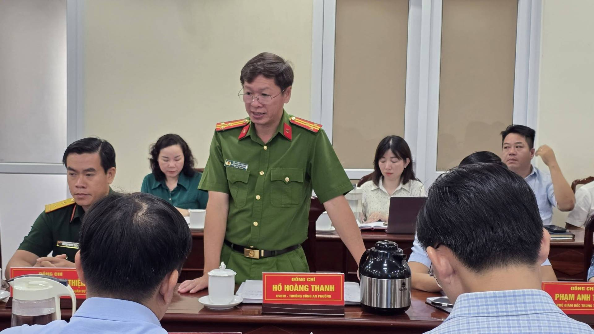 C&oacute; thể l&agrave; h&igrave;nh ảnh về một hoặc nhiều người v&agrave; văn bản