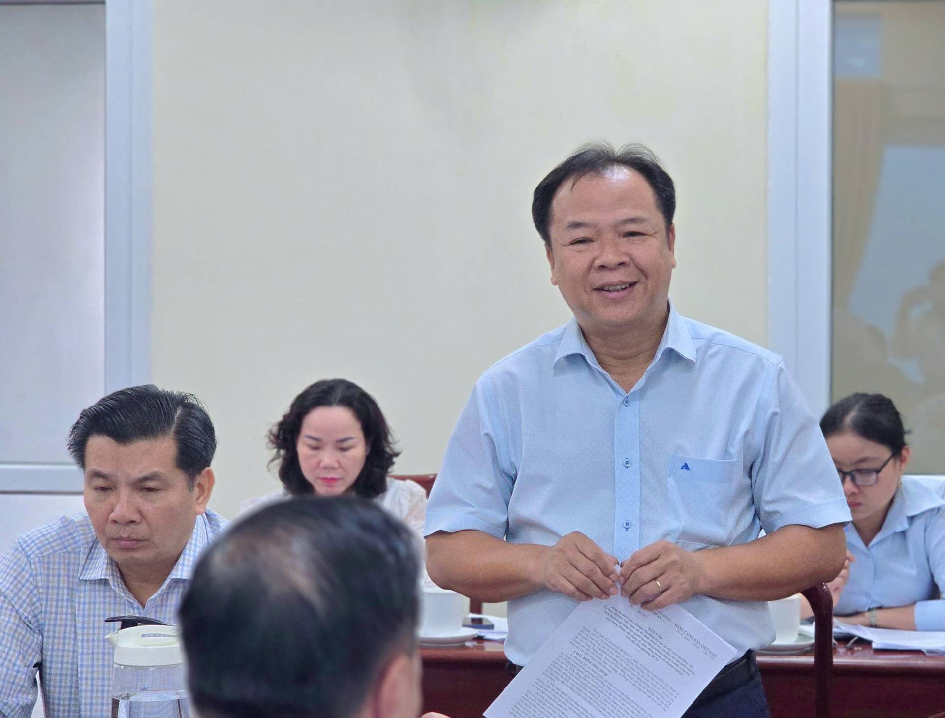 C&oacute; thể l&agrave; h&igrave;nh ảnh về một hoặc nhiều người v&agrave; văn bản