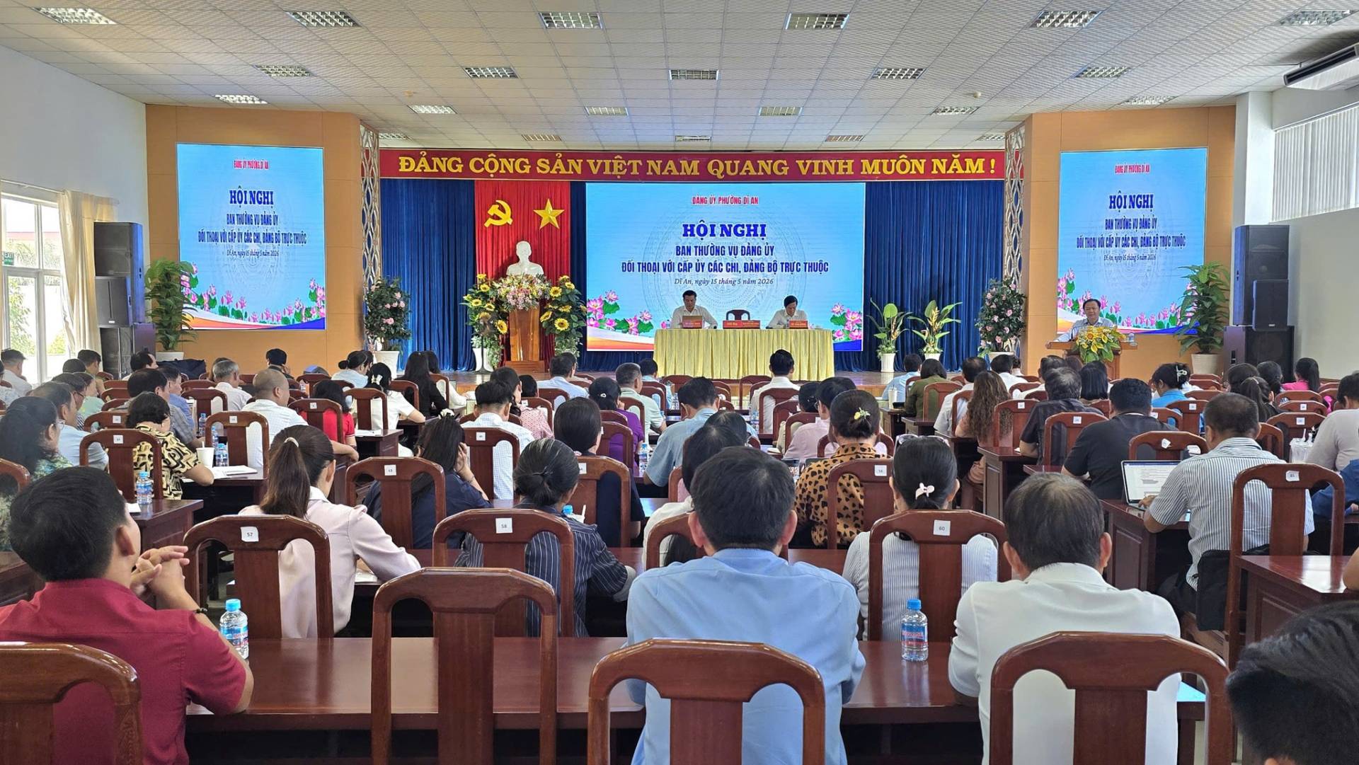 C&oacute; thể l&agrave; h&igrave;nh ảnh về một hoặc nhiều người, mọi người đang học, c&aacute;i bục v&agrave; văn bản