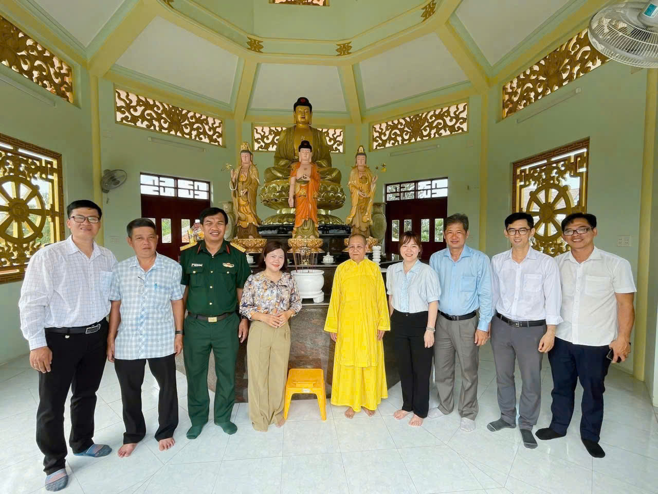 Có thể là hình ảnh về một hoặc nhiều người và đền thờ