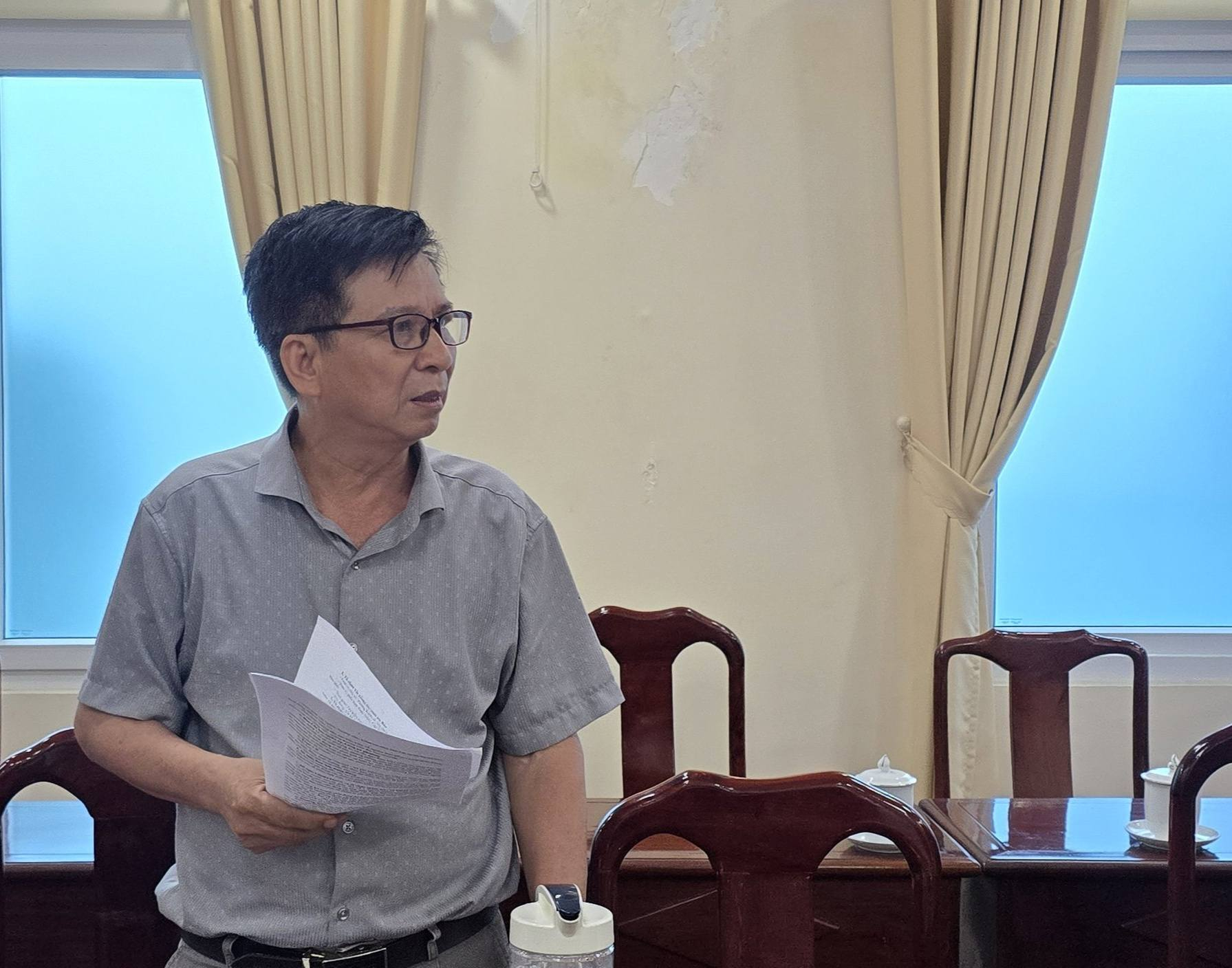 Có thể là hình ảnh về học tập và cái bục
