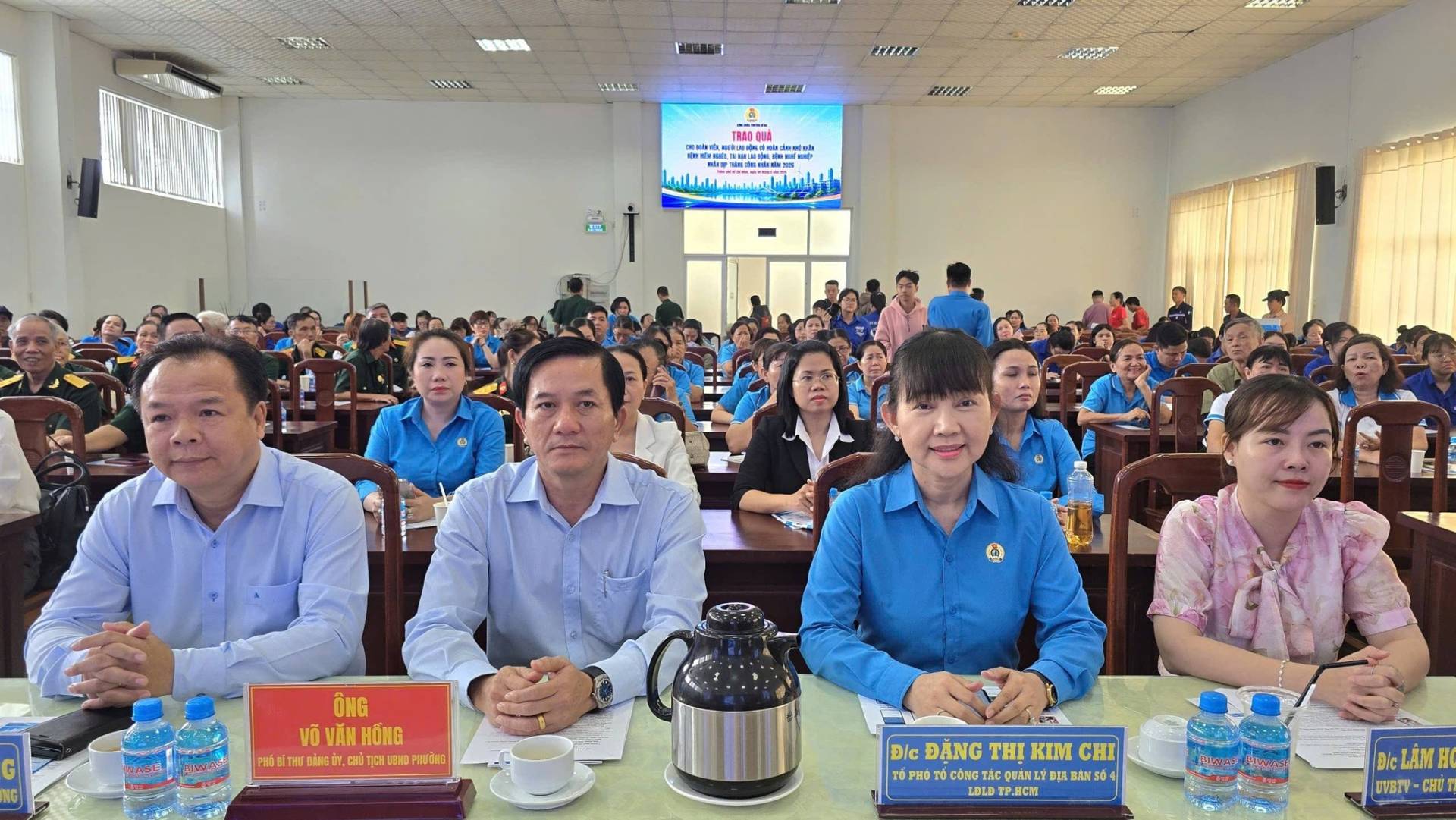 Có thể là hình ảnh về một hoặc nhiều người và văn bản