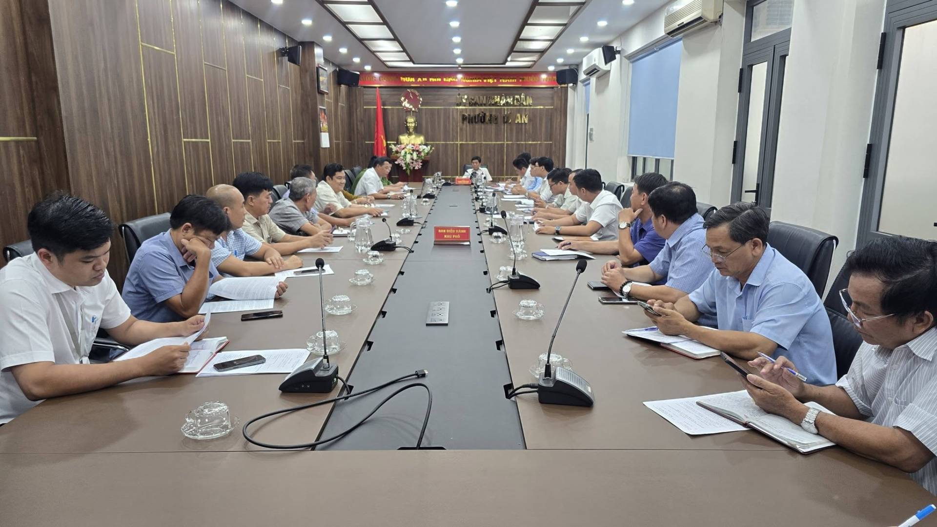 C&oacute; thể l&agrave; h&igrave;nh ảnh về một hoặc nhiều người, mọi người đang học, b&agrave;n v&agrave; văn bản