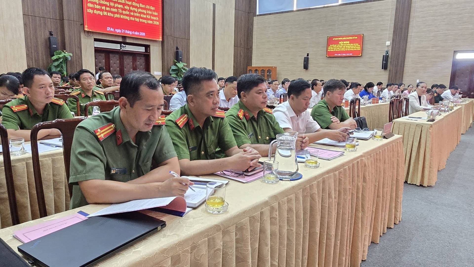 C&oacute; thể l&agrave; h&igrave;nh ảnh về một hoặc nhiều người v&agrave; văn bản