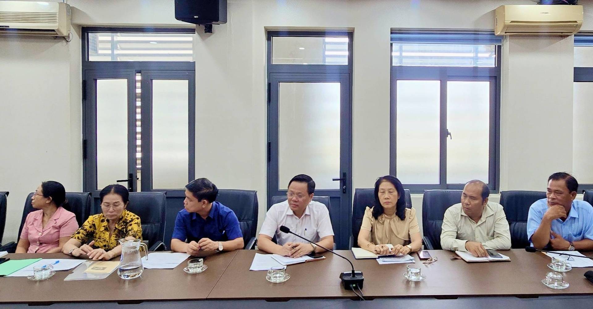 C&oacute; thể l&agrave; h&igrave;nh ảnh về một hoặc nhiều người, mọi người đang học v&agrave; b&agrave;n